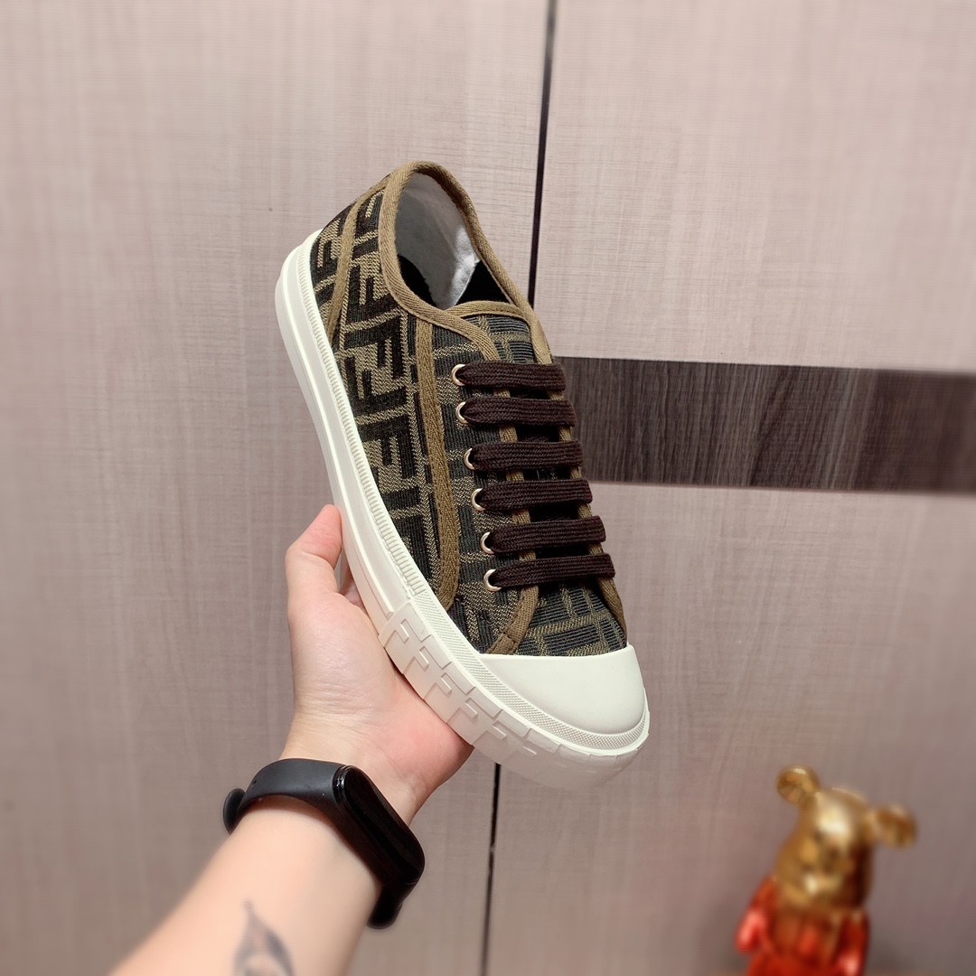 I0   Fendi 芬迪   最新爆款休闲鞋，顶端品牌 奢侈～代购，顶级～质量。专柜同卖产品[强]鞋面選用进口透气原版布料材质透气羊皮内里精细做工。原版个性时尚柔软橡膠耐磨防滑大底，上脚轻巧舒适，实物拍摄實物更好看，123广州码: 38-44。