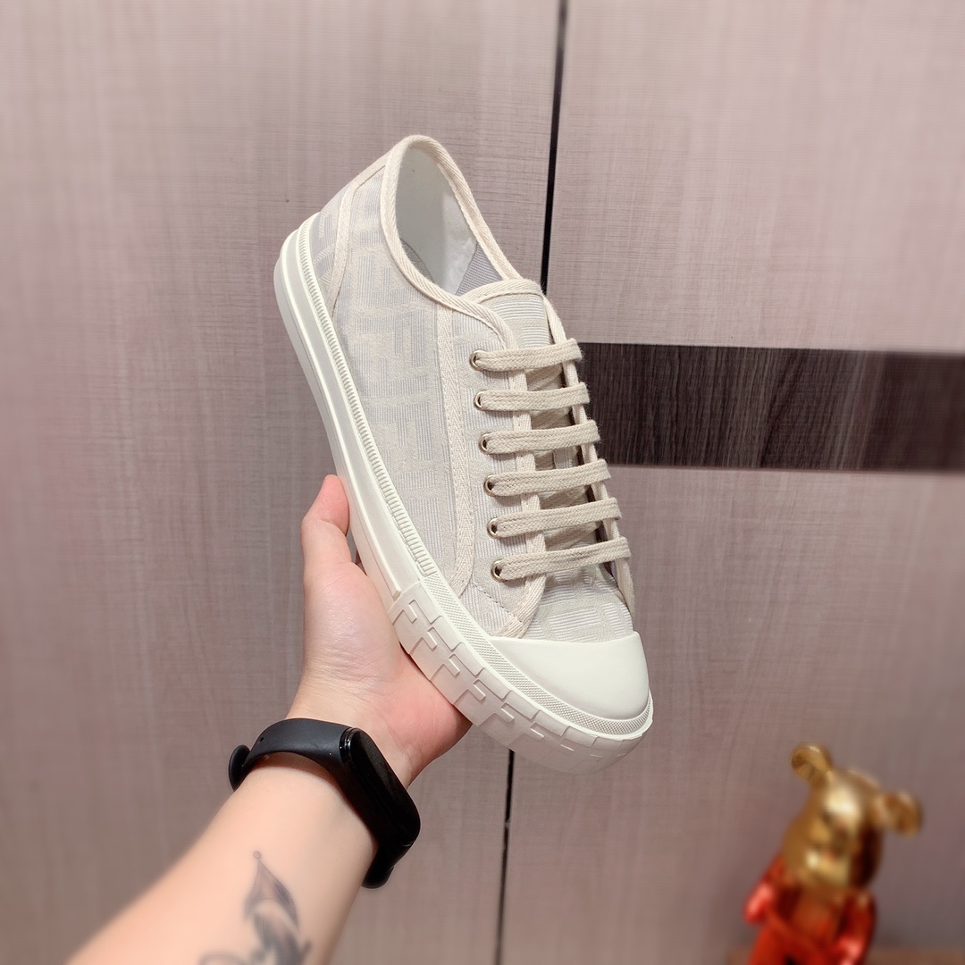 I0   Fendi 芬迪   最新爆款休闲鞋，顶端品牌 奢侈～代购，顶级～质量。专柜同卖产品[强]鞋面選用进口透气原版布料材质透气羊皮内里精细做工。原版个性时尚柔软橡膠耐磨防滑大底，上脚轻巧舒适，实物拍摄實物更好看，123广州码: 38-44。