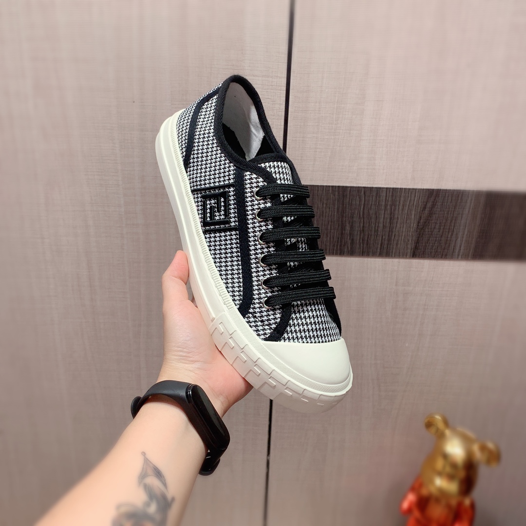 I0   Fendi 芬迪   最新爆款休闲鞋，顶端品牌 奢侈～代购，顶级～质量。专柜同卖产品[强]鞋面選用进口透气原版布料材质透气羊皮内里精细做工。原版个性时尚柔软橡膠耐磨防滑大底，上脚轻巧舒适，实物拍摄實物更好看，123广州码: 38-44。