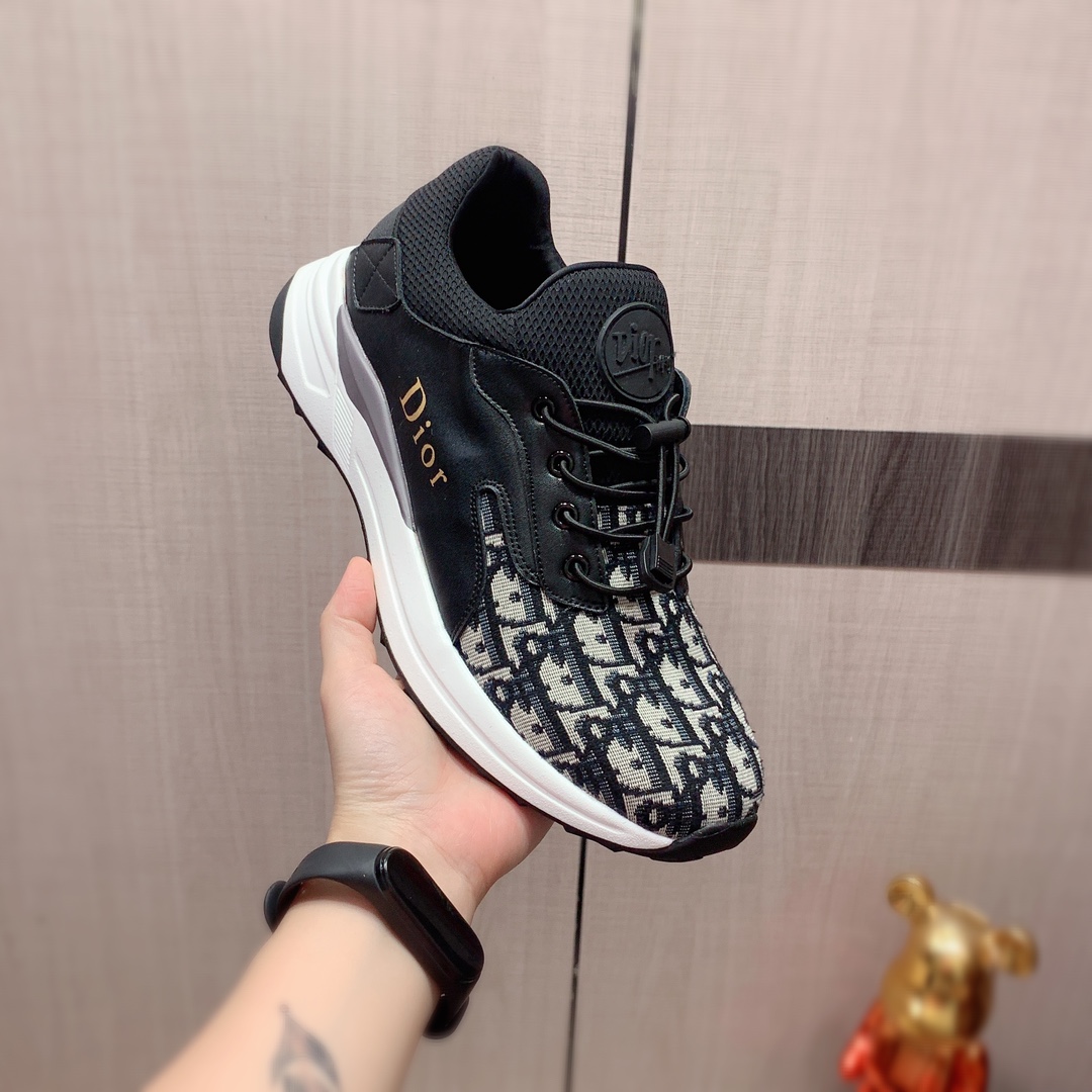 I5     迪奥  最新爆款休闲鞋，顶端品牌 奢侈～代购，顶级～质量。专柜同卖产品 鞋面選用进口透气原版布料搭配牛皮材质透气羊皮内里精细做工。原版个性时尚柔软橡膠耐磨防滑大底，上脚轻巧舒适，实物拍摄實物更好看，0127广州码: 38-44。黑色，白色