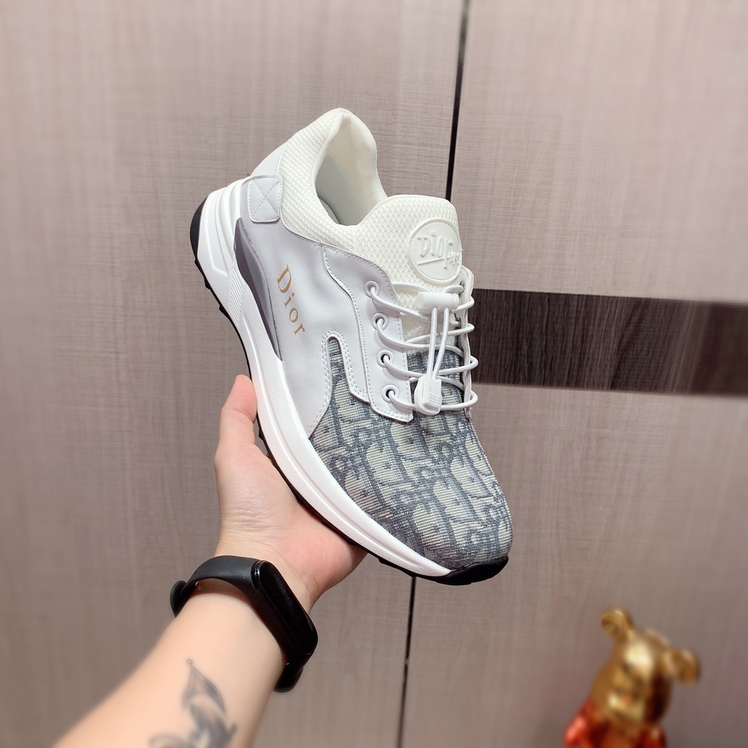 I5     迪奥  最新爆款休闲鞋，顶端品牌 奢侈～代购，顶级～质量。专柜同卖产品 鞋面選用进口透气原版布料搭配牛皮材质透气羊皮内里精细做工。原版个性时尚柔软橡膠耐磨防滑大底，上脚轻巧舒适，实物拍摄實物更好看，0127广州码: 38-44。黑色，白色