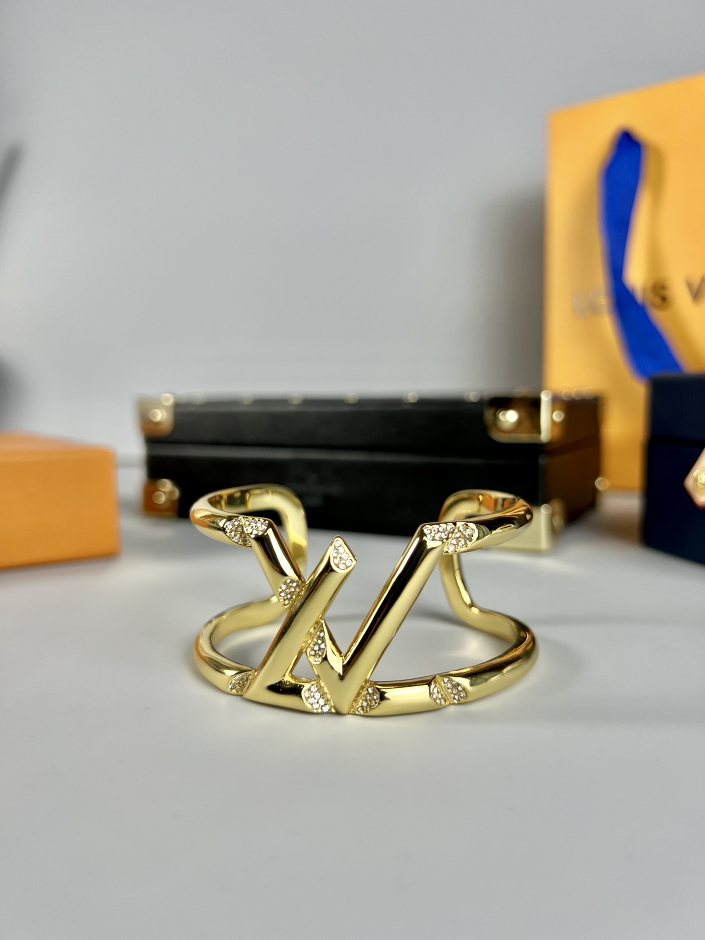  YHSZ075。LV 手镯，lv Volt 18K 手镯以抛光曲线与密镶钻石的凌厉削面塑造视觉反差，点