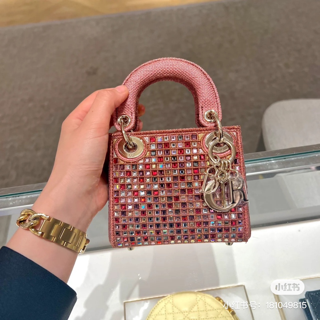 Dior Product _dOXqfe1BPiZplQ1d2ZAOJeitzQdU7dGnxzCTZYg