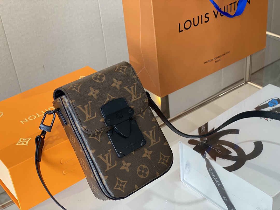 J5 男生必入超经典系列手机包测评! 又是一期Louis Vuitton男包推荐!  Louis Vuitton 路易威登 LV  男包这两年不得不说!真的很精彩! 很多男包除了男生喜欢!女生也被疯狂种草! 今天推荐的这只真的经典又耐看! 12*18