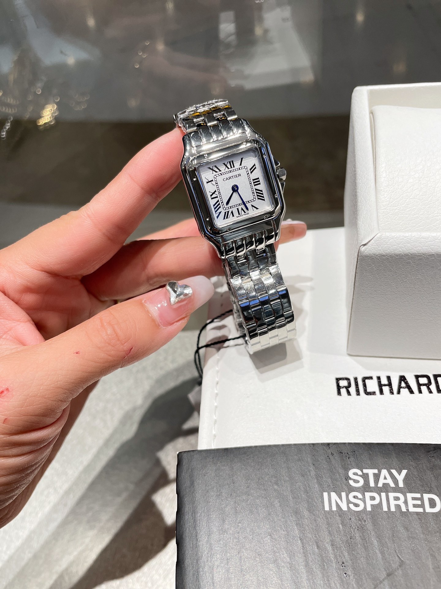 カルティエ 猎豹手表 新型 無刻度面 魅惑的デザイン