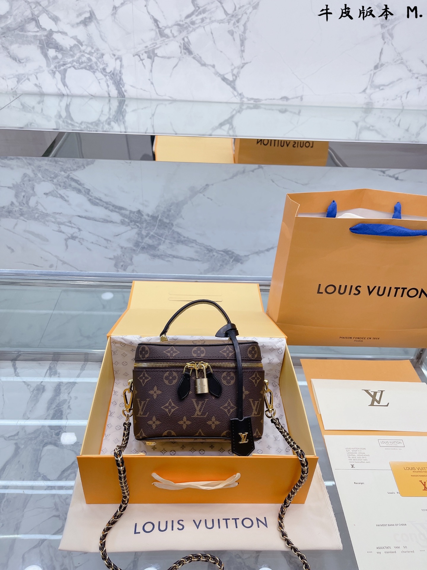 K0 原单 “ Louis Vuitton 路易威登 LV  Vanity 老花系列 化妆箱 ”  折叠礼盒包装  Louis Vuitton 路易威登 LV 走秀款箱子包  Louis Vuitton 路易威登 LV 小箱子 近几年 Louis Vuitton 路易威登 LV 的脑洞真的是越开越大，21ss秋季 设计独特而经典 方正小巧的独特造型，搭配各种复古的颜色和装饰，绝对是这几年 Louis Vuitton 路易威登 LV 最出彩的设计之一。尺寸 18 14cm
