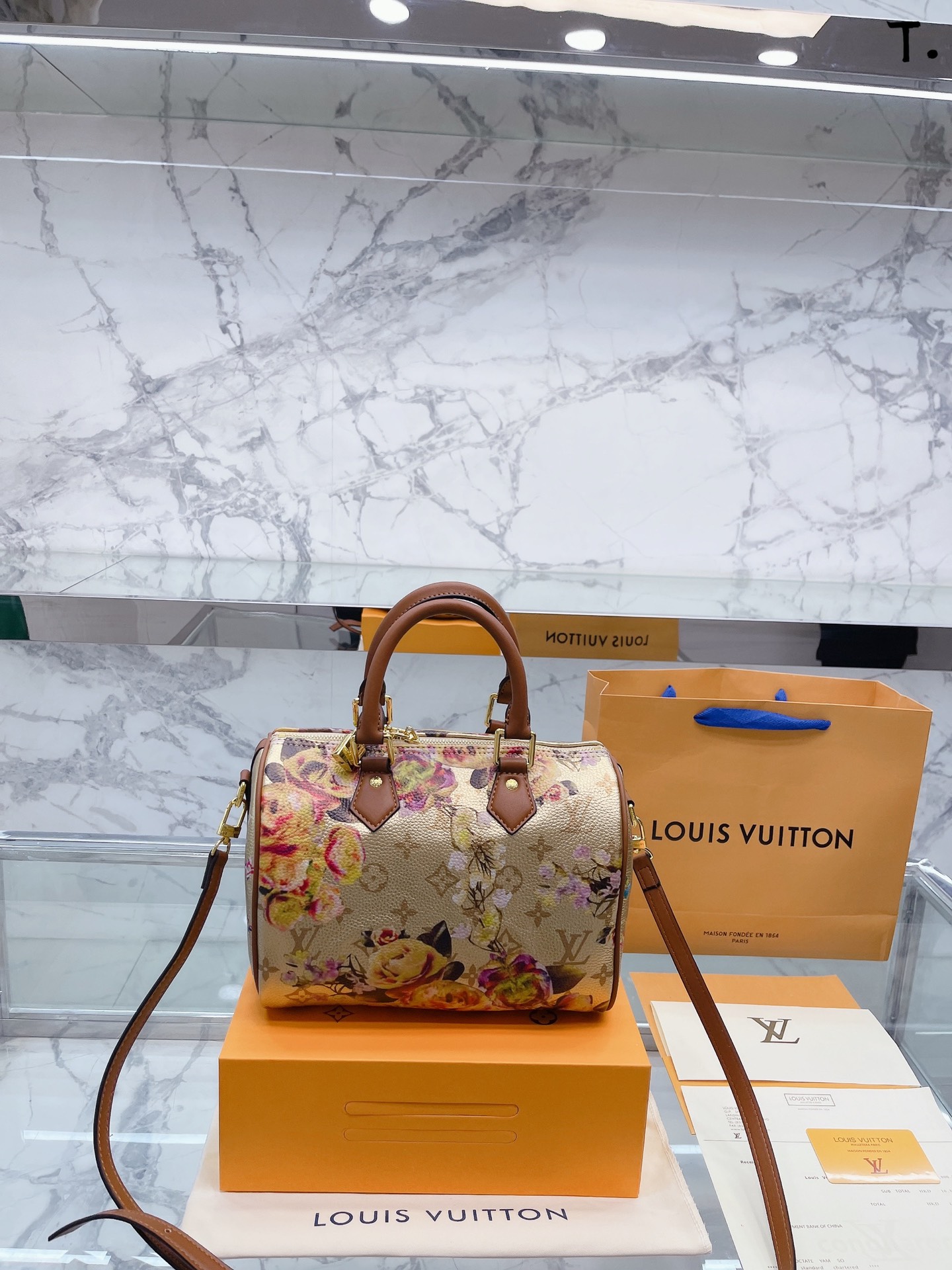 J0 花朵  Louis Vuitton 路易威登 LV  s25枕头包 无论版型 内里和专柜毫无差别 真正原版复刻 内里可拆卸 火遍全球的爆款机场大包 机车女神包 明星同款 贵气而充满活力的品牌设计风格 我们专业从国外购买原版打造市场第一顶端货源. 最顶级面料 一针一线专业师傅全新打造.细致而不粗糙.用完美搭配功力 衬托出你独特的个性尽显飞扬洒脱之感.品质战胜一切超棒 专柜尺寸25 cm