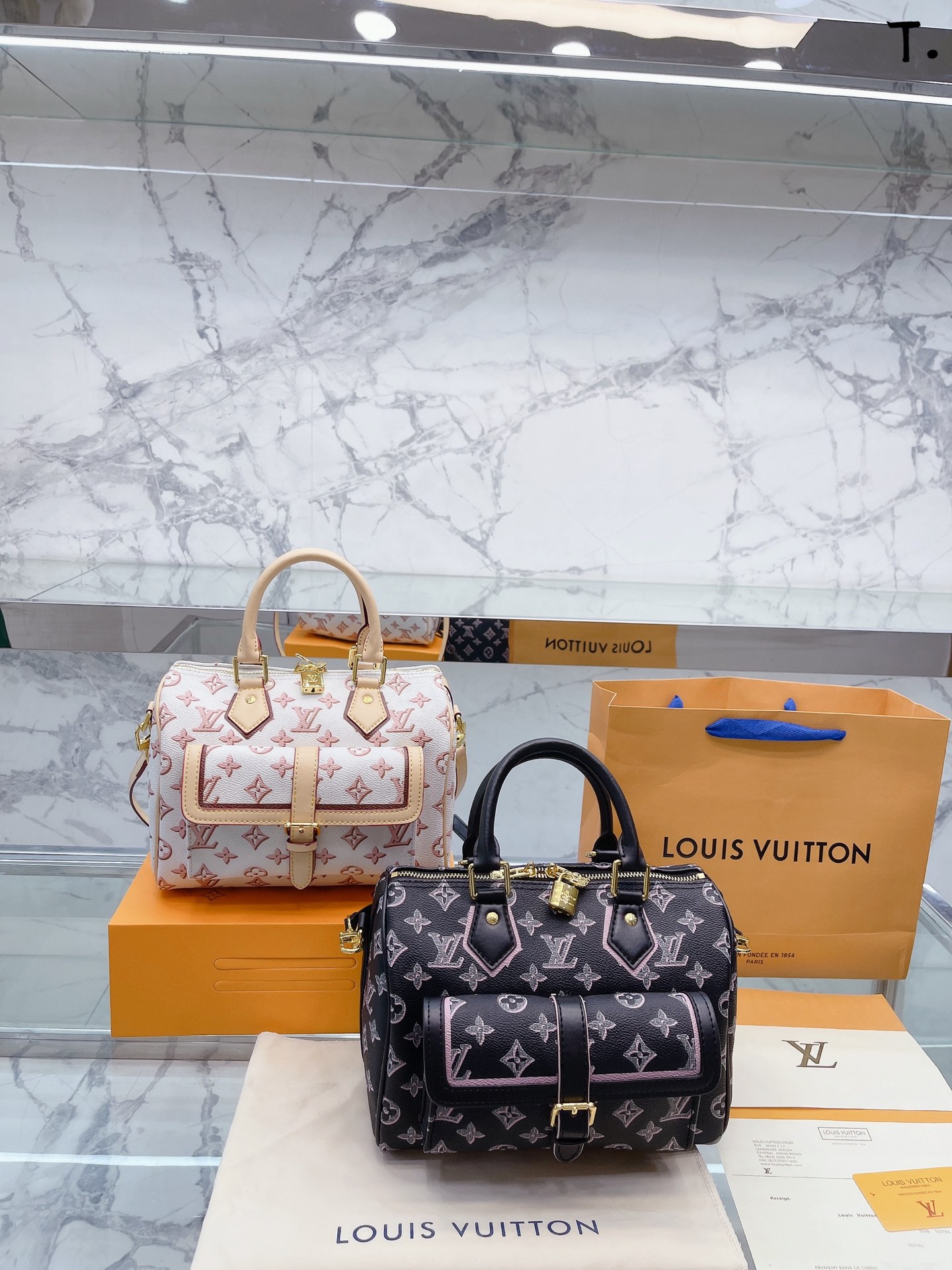 J0  Louis Vuitton 路易威登 LV  s25枕头包 无论版型 内里和专柜毫无差别 真正原版复刻 内里可拆卸 火遍全球的爆款机场大包 机车女神包 明星同款 贵气而充满活力的品牌设计风格 我们专业从国外购买原版打造市场第一顶端货源. 最顶级面料 一针一线专业师傅全新打造.细致而不粗糙.用完美搭配功力 衬托出你独特的个性尽显飞扬洒脱之感.品质战胜一切超棒 专柜尺寸25 cm