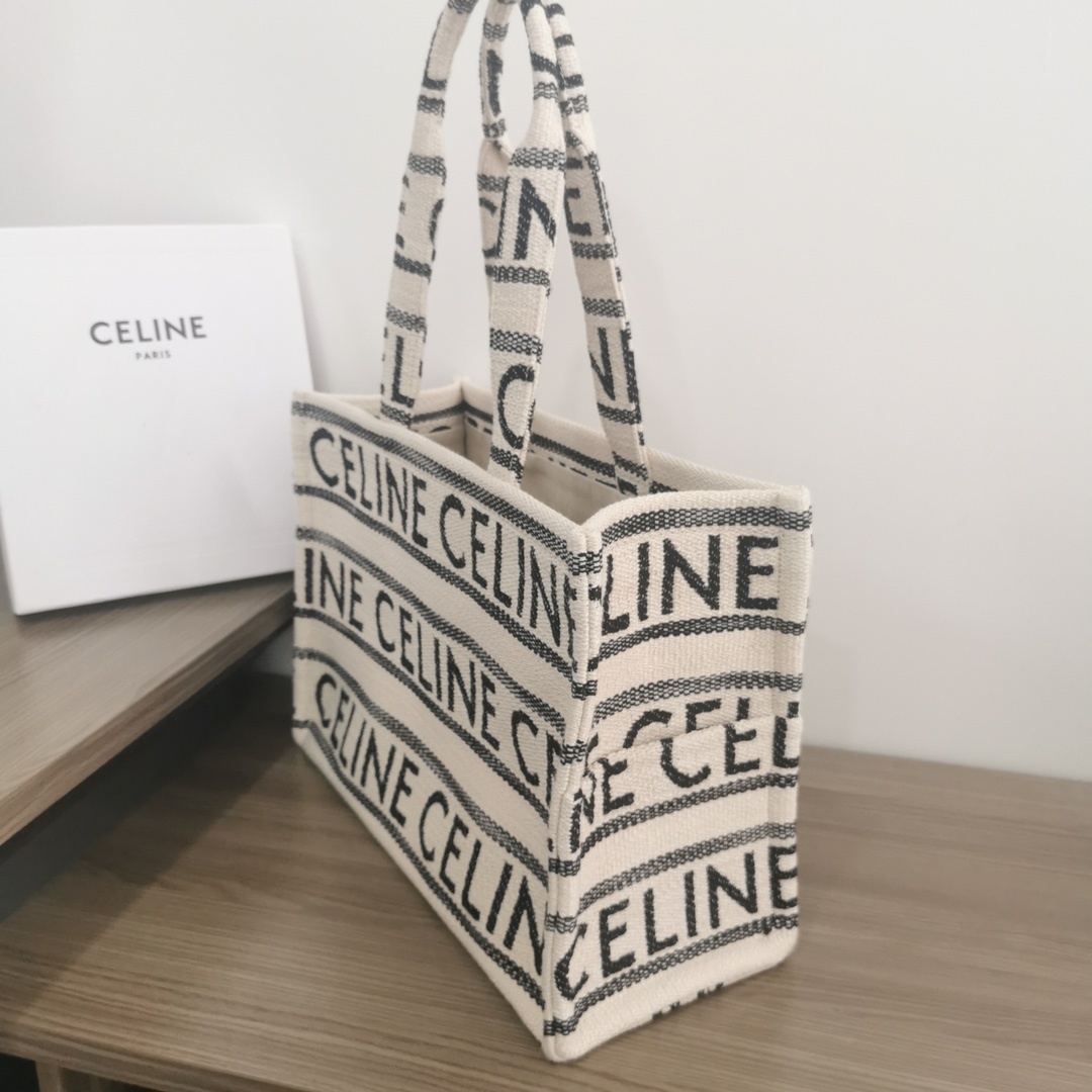 CELINECABASTHAIS新推出秋季大号托特毛巾面料大间缝隙柔软织物的材料!营造出度假️氛围特别亮