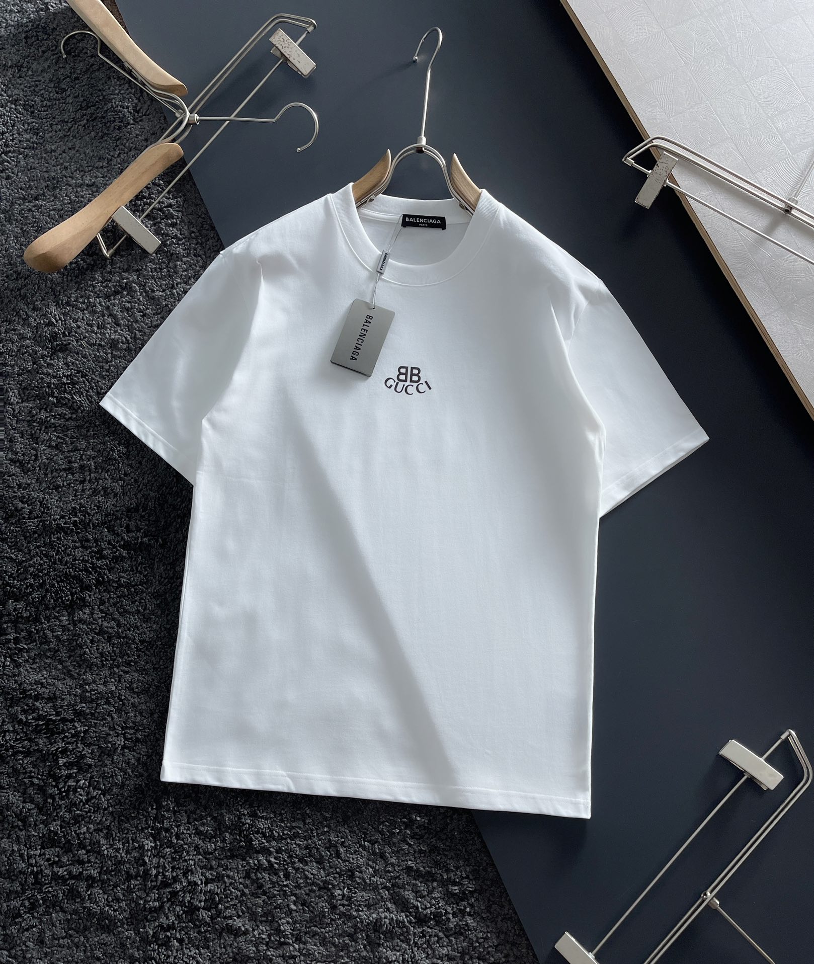 Camiseta de manga corta de cuello redondo de la última colección de primavera-verano de GUC&Bal, sincronizada con la we…