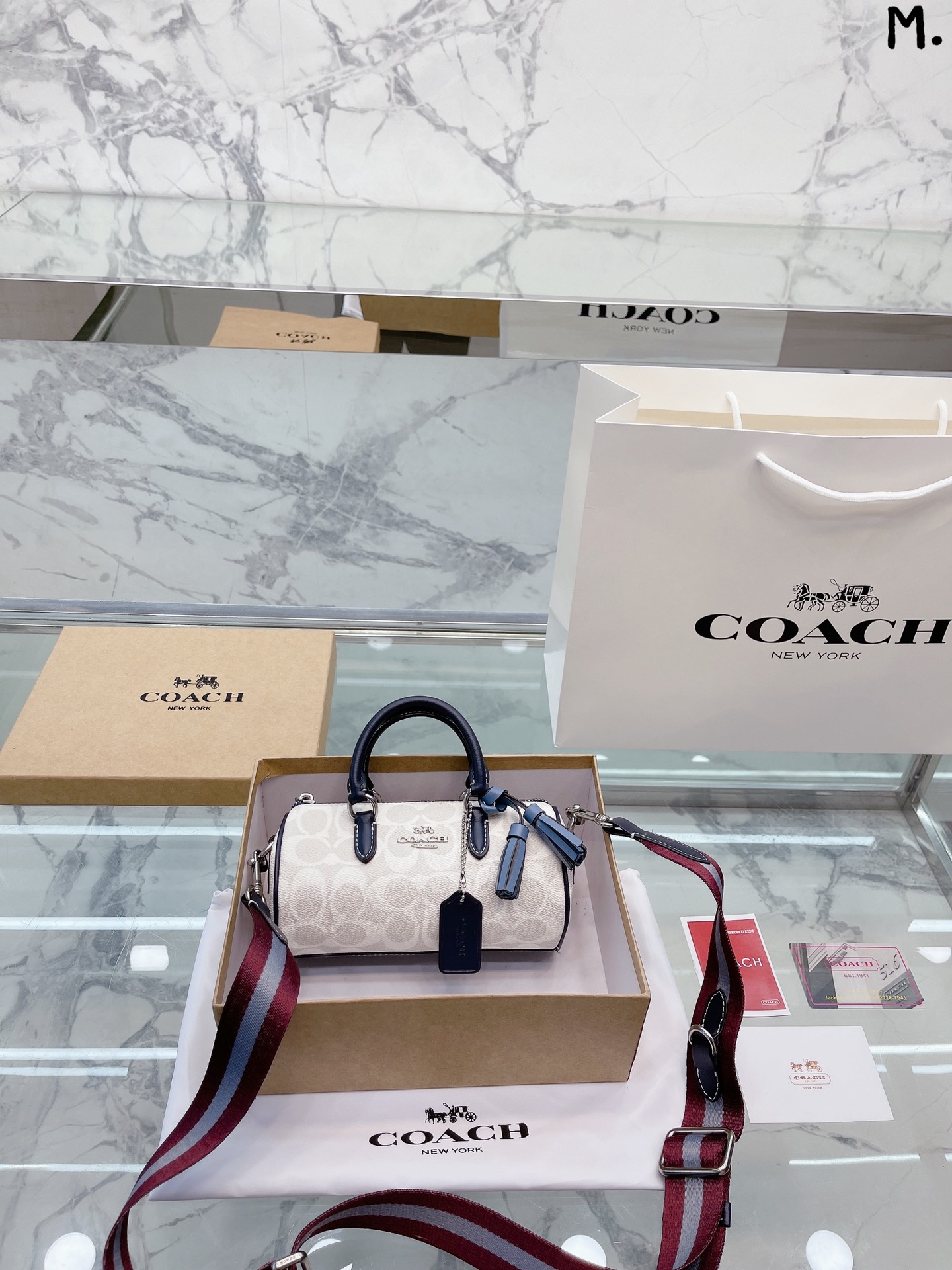 J5  Lacey 笔筒包 姒 Coach 蔻驰 笔筒包来啦! Coach Lacey Crossbody 复古小圆筒造型，搭配学院风条纹肩带~ 复古潮流即视感加上年轻的时尚元素很有感觉 复古造型的圆筒状设计轮廓好有感觉 包身采用鹅卵石牛皮 配学院风织布肩带 简单百搭 又年轻时尚的感觉 配链条 尺寸20 12cm