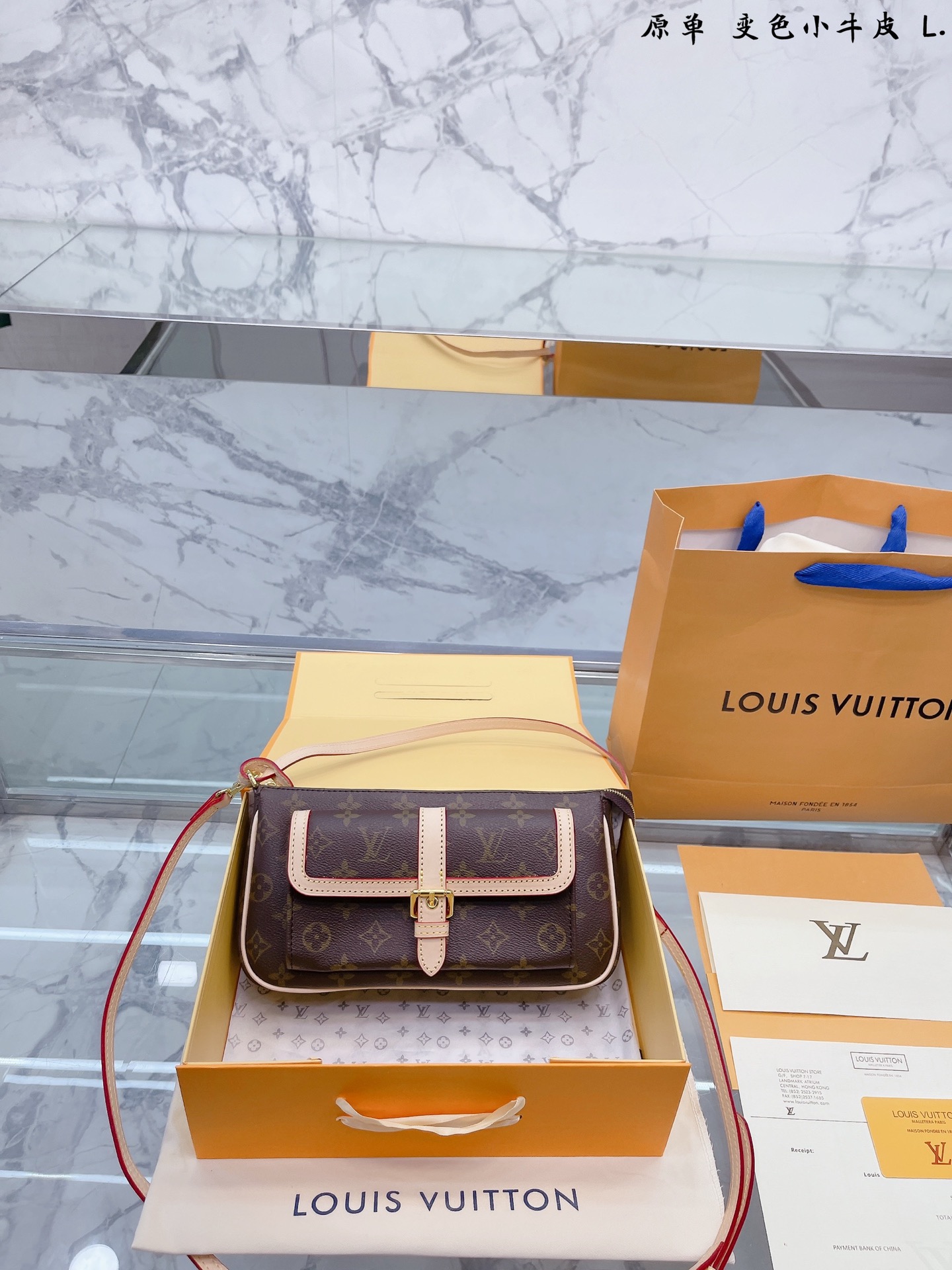 K5 变色皮 Louis Vuitton 路易威登 LV 2022 Maxi for you白色老花，有没有姐妹和我有同样的 感觉，第一眼没有觉得特别好看，但是越看越好看，隐隐 约约透露着 vintage的感觉 包包型号：M20920 这款包只有一个尺寸：13.5*23.5*4cm 经典老花配色搭配亮五金。包包配有 3条肩带， 一个肩带 做腋下被，另两条肩带扣在一起做斜挎用，这款包也可以 做手拿包， 一包三用。 肩带长短可以调节， 一共5个档位 尺寸 27 15cm