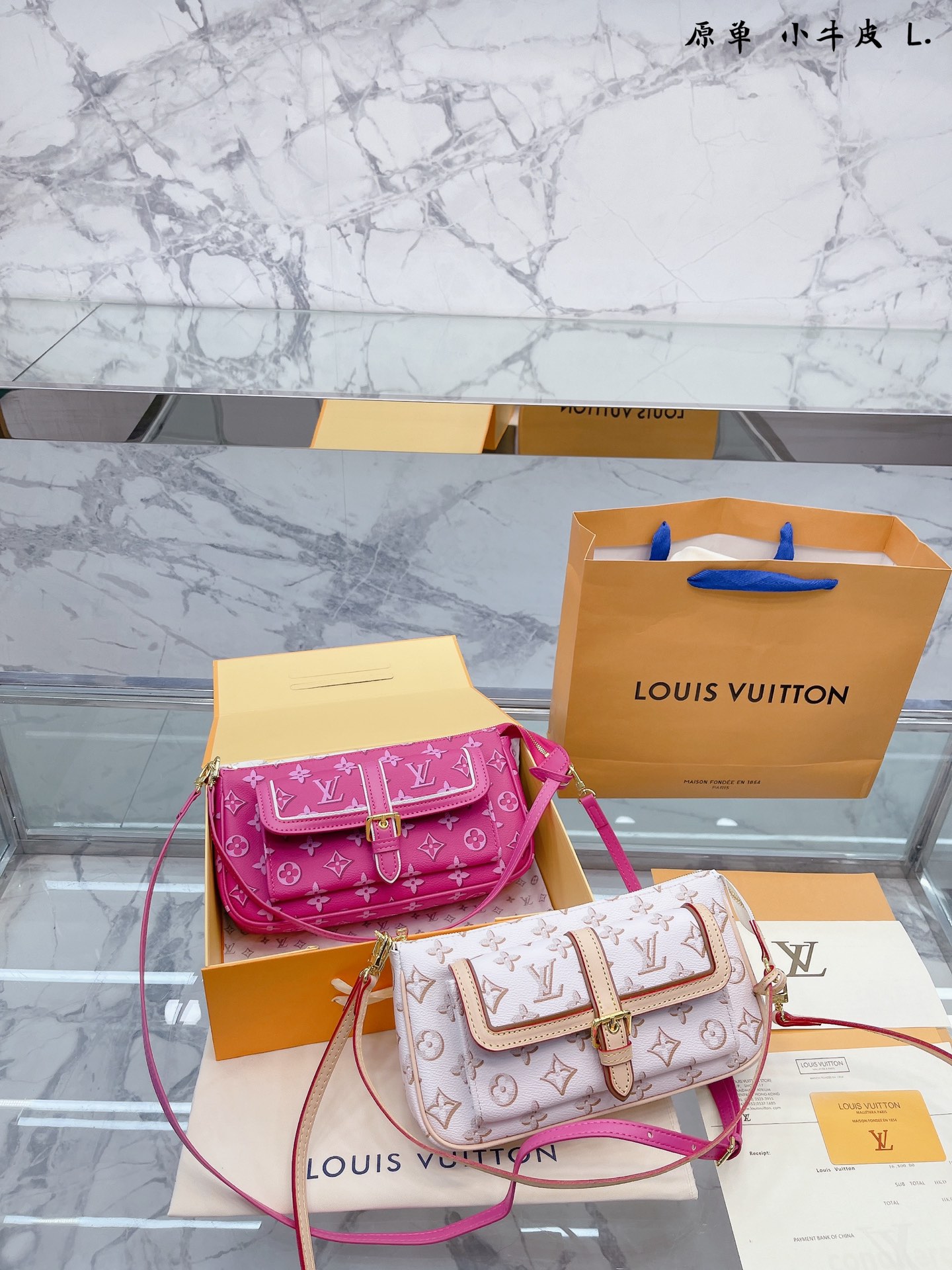 K5 大法棍  Louis Vuitton 路易威登 LV 2022 Maxi for you白色老花，有没有姐妹和我有同样的 感觉，第一眼没有觉得特别好看，但是越看越好看，隐隐 约约透露着 vintage的感觉 包包型号：M20920 这款包只有一个尺寸：13.5*23.5*4cm 经典老花配色搭配亮五金。包包配有 3条肩带， 一个肩带 做腋下被，另两条肩带扣在一起做斜挎用，这款包也可以 做手拿包， 一包三用。 肩带长短可以调节， 一共5个档位 尺寸 27 15cm