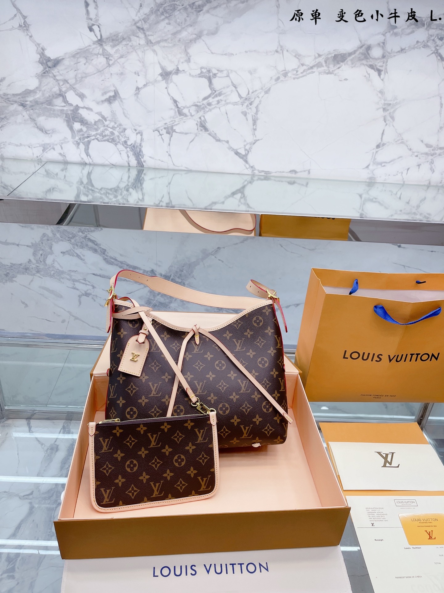 变色皮 300 路易威登 Louis Vuitton 路易威登 LV  Carryall通勤包颜值实用 路易威登 Louis Vuitton 路易威登 LV  路易威登Iv 路易威登louisvuitton路易威登carryall Carryall |v7月，可斜挎、单肩。容量保证，敞口磁铁吸内扣取放平板小电脑非常方便，设计比neverfull小巧、肩带够宽不那么勒;比graceful俏皮，上身完全;是驴家通勤包款颜值担当@ 尺寸 30 26cm