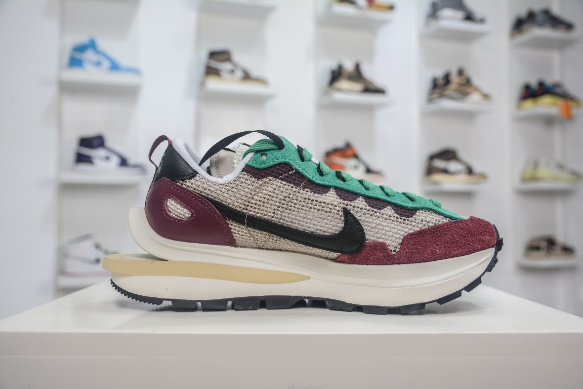 Sacai x Nike Vaporwaffle 3.0 ”String Villain Red” DD3035-200