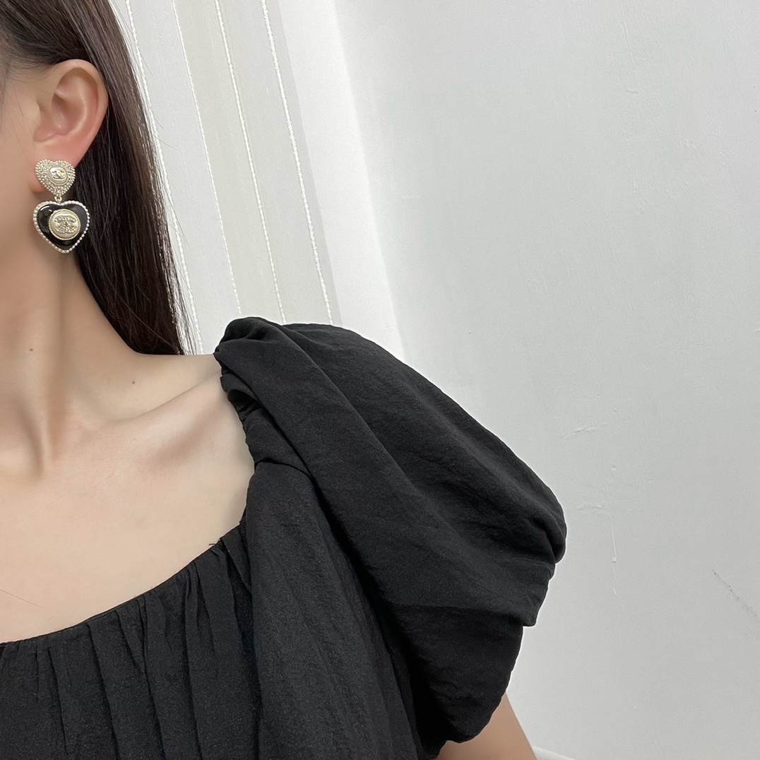 新款☑️CHANEL香奈儿c2双c满钻桃心爱心耳钉耳环