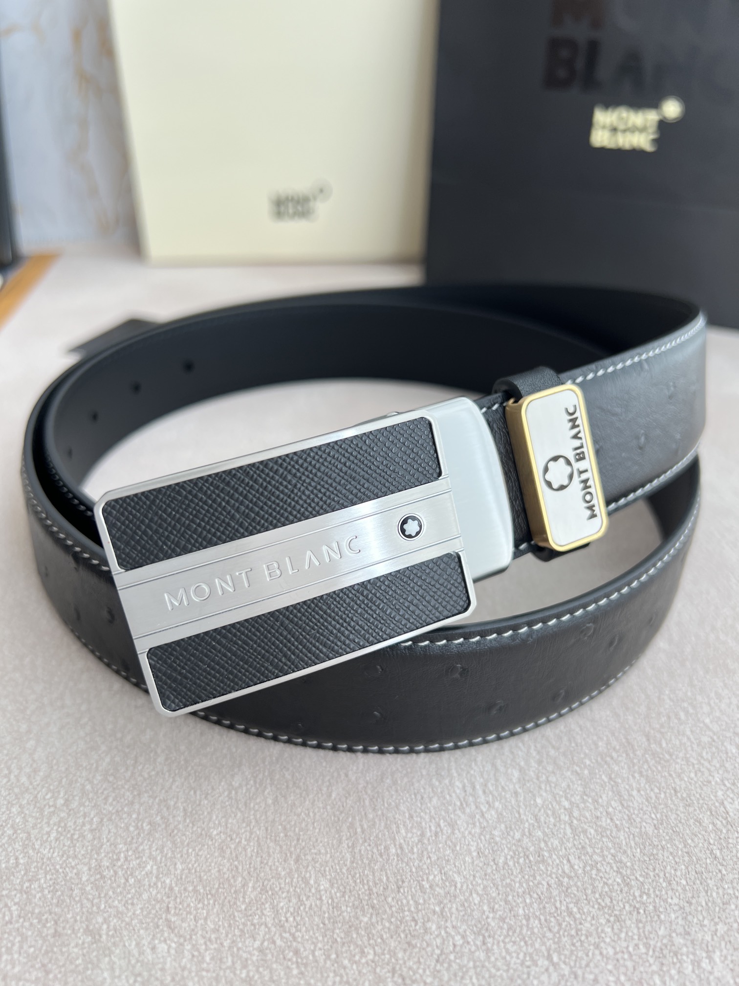 I0  Montblanc 万宝龙   Montblanc原单·腰带·皮带 型号：挂扣,原版经典精品贴皮挂扣,实物拍摄,原版头层牛皮 材料：百分百头层牛皮,保证真皮.双面可用专柜同等质量,原版头层牛皮鸵鸟纹白线头层牛皮平纹底,银扣,纯钢材质贴皮挂扣,可双面使用,可自由裁剪,送人自用首选 包装请认准如图专柜包装,赠送打孔器,原版电子票,宽度3.5cm