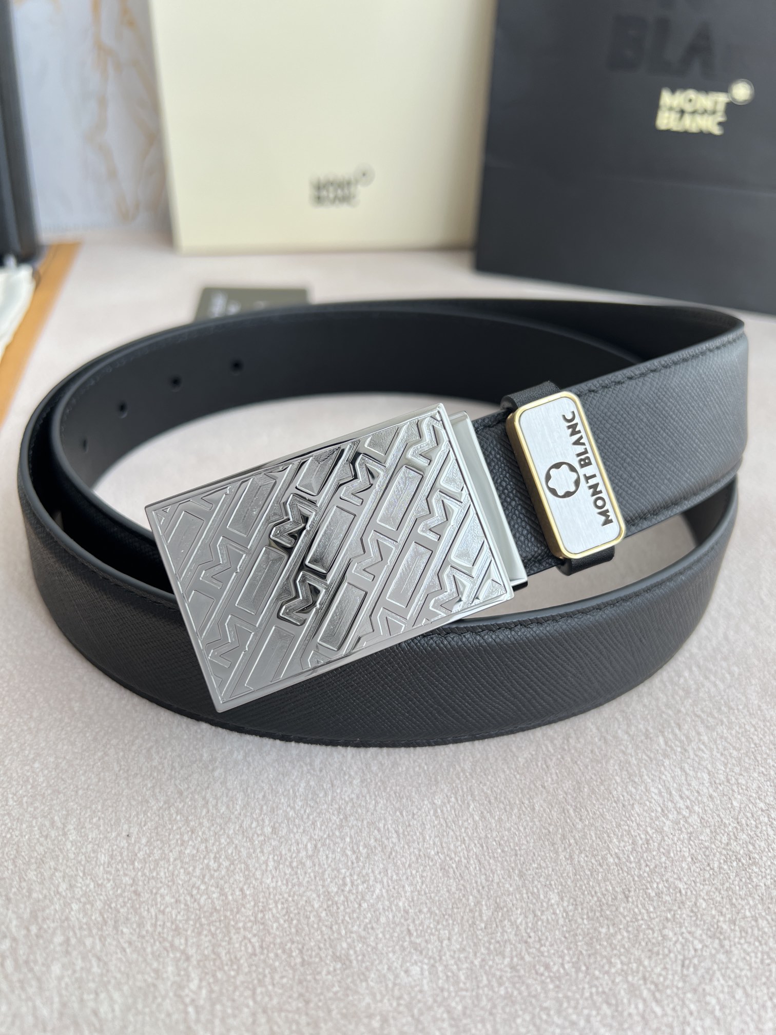 I5  Montblanc 万宝龙   Montblanc原单·腰带·皮带 型号：挂扣,原版经典精品花纹挂扣,实物拍摄,原版头层牛皮 材料：百分百头层牛皮,保证真皮.双面可用专柜同等质量,原版双面头层牛皮手掌纹头层平纹皮底,枪扣,纯钢材质花纹挂扣,可双面使用,可自由裁剪,送人自用首选 包装请认准如图专柜包装,赠送打孔器,原版电子票,宽度3.5cm