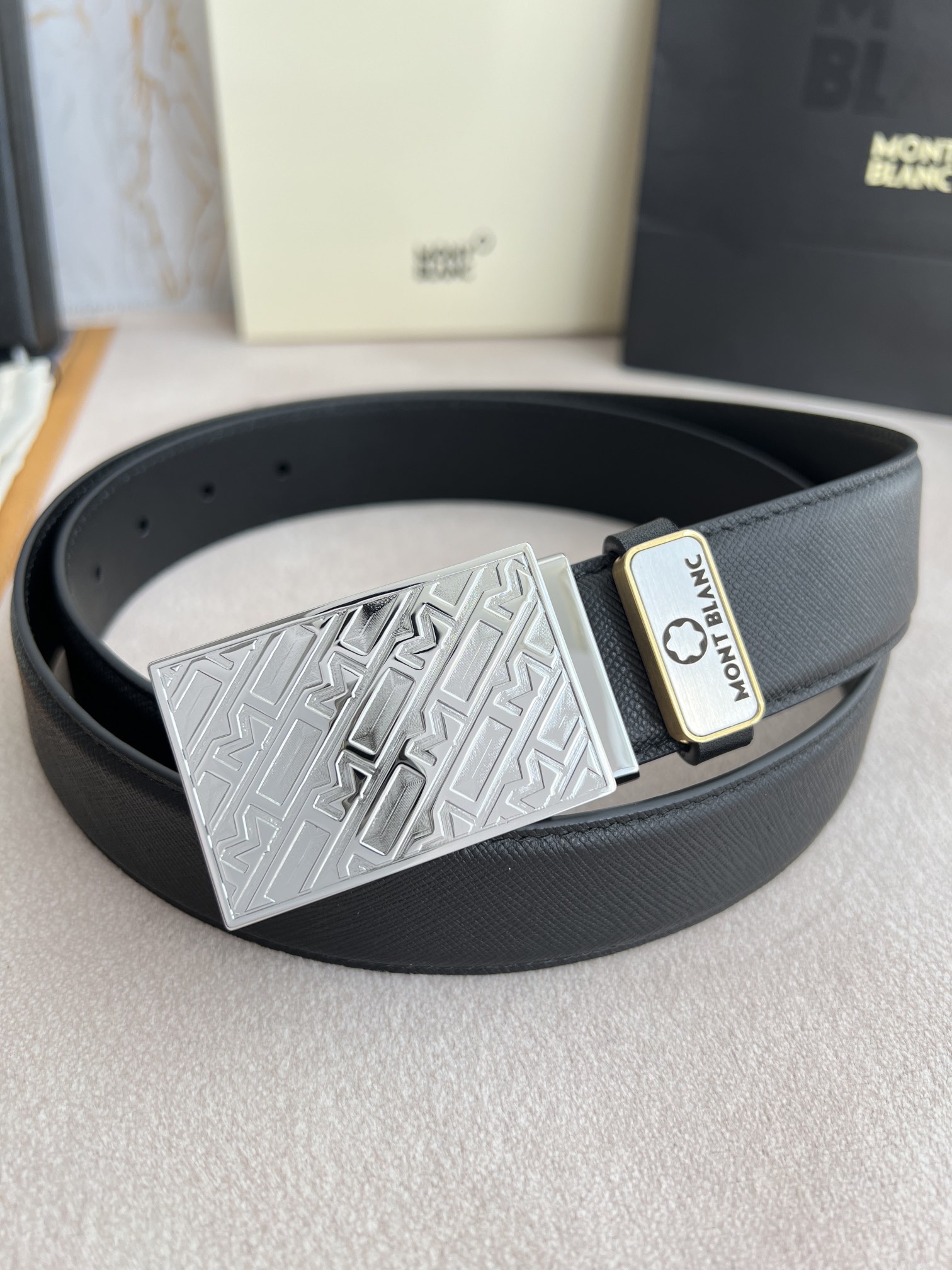 I5  Montblanc 万宝龙   Montblanc原单·腰带·皮带 型号：挂扣,原版经典精品花纹挂扣,实物拍摄,原版头层牛皮 材料：百分百头层牛皮,保证真皮.双面可用专柜同等质量,原版双面头层牛皮手掌纹头层平纹皮底,银扣,纯钢材质花纹挂扣,可双面使用,可自由裁剪,送人自用首选 包装请认准如图专柜包装,赠送打孔器,原版电子票,宽度3.5cm