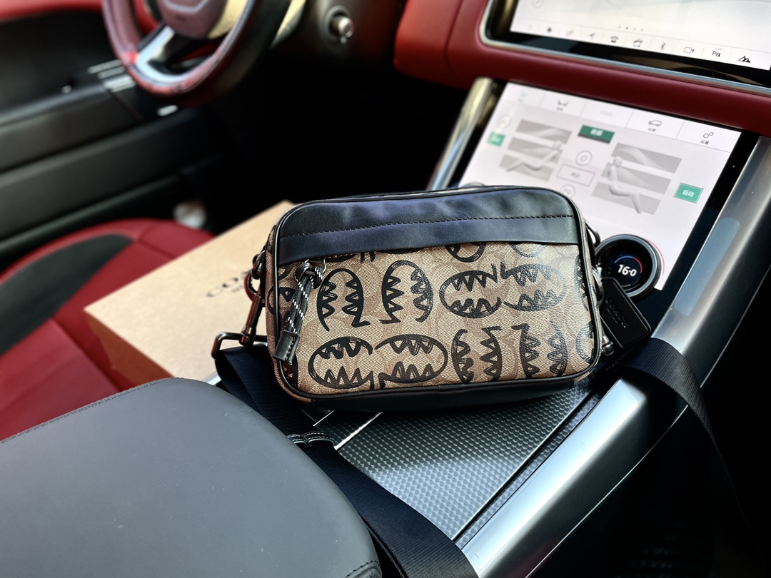 J0 高端货 “Coach Coach 蔻驰 ”相机包Craham 24拉链相机包。迷彩印花 进口原厂面料面料高清五金logo标志、专用内里。顺滑拉链、油边平滑、做工精致每个细节到位男人必备款 配：礼盒2526规格22.5/14.5/5.5。p190″},”digital_watermark”:1.0870767538553e+16,”colors”:,”videoURL”:”