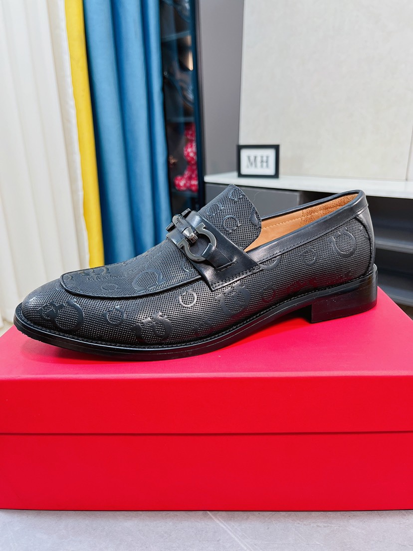 J0 全牛里Ferragamo菲拉格慕最新男士套脚商务皮鞋，头层采用意大利进口荔枝纹软牛皮奢华牛皮内里，带有LOGO的激光大底，柔软舒适高端大气，高品味男士首选38-44