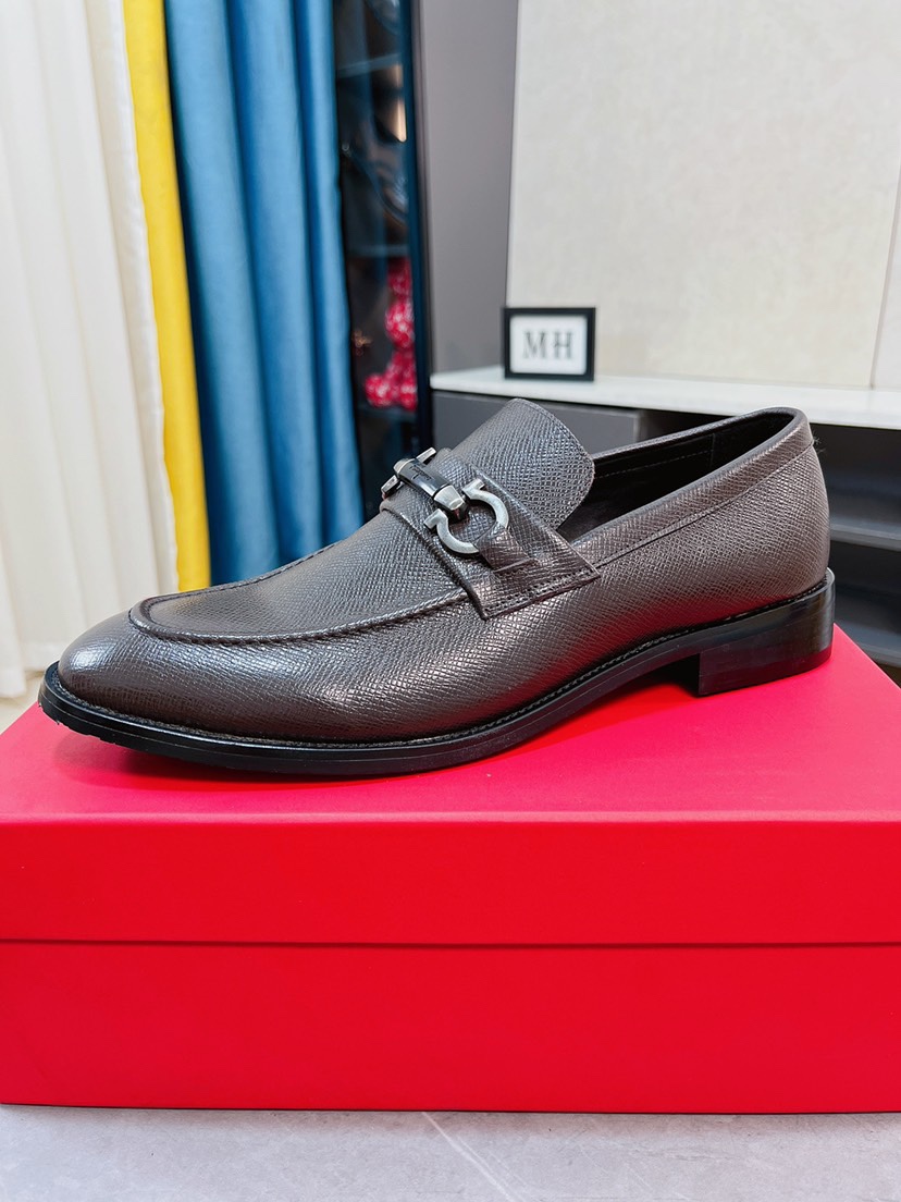 J0 全牛里Ferragamo菲拉格慕最新男士套脚商务皮鞋，头层采用意大利进口荔枝纹软牛皮奢华牛皮内里，带有LOGO的激光大底，柔软舒适高端大气，高品味男士首选38-44