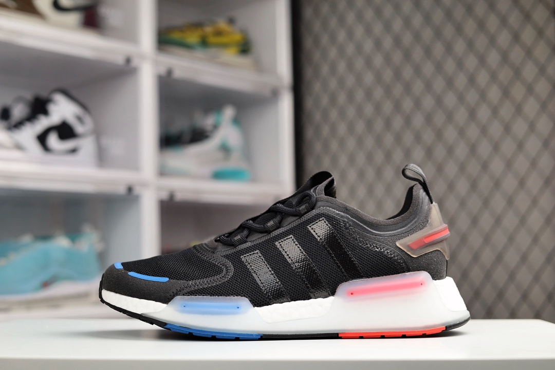 G0 公司真爆 adidas NMD V3 全新配色阿迪达斯经典三叶草(AdidasOriginals)系列 产品，AdidasOriginals走上了巅峰，adidasNMDV3鞋，强烈的氛围与您 相匹配。毛绒BOOST缓震装置意味着良好的氛围永无止境，无尽的能量回馈让您在夜幕降临时感到舒适。透明鞋跟夹和带斑点的TPU中底使渐进式探索更加完美