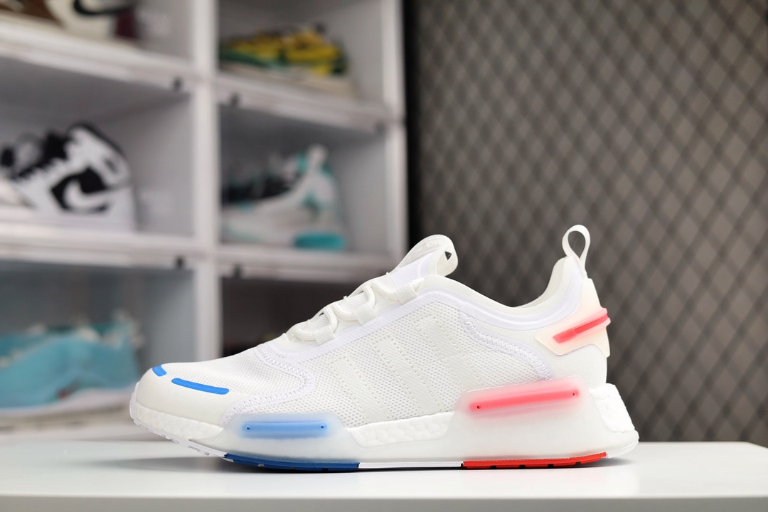 G0 公司真爆 adidas NMD V3 全新配色阿迪达斯经典三叶草(AdidasOriginals)系列 产品，AdidasOriginals走上了巅峰，adidasNMDV3鞋，强烈的氛围与您 相匹配。毛绒BOOST缓震装置意味着良好的氛围永无止境，无尽的能量回馈让您在夜幕降临时感到舒适。透明鞋跟夹和带斑点的TPU中底使渐进式探索更加完美