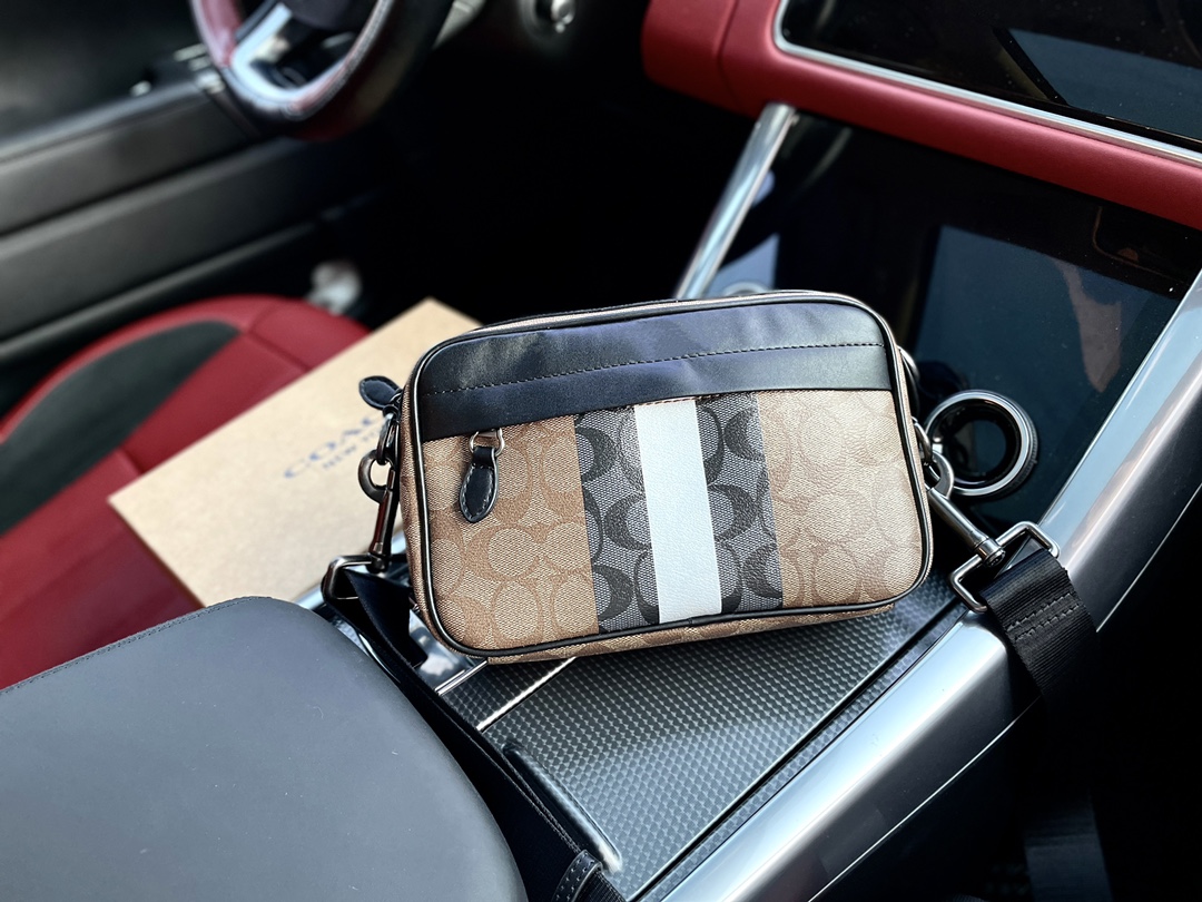 J0 高端货 “Coach Coach 蔻驰 ”相机包Craham 24拉链相机包。迷彩印花 进口原厂面料面料高清五金logo标志、专用内里。顺滑拉链、油边平滑、做工精致每个细节到位男人必备款 配：礼盒5573规格22.5/14.5/5.5。p190