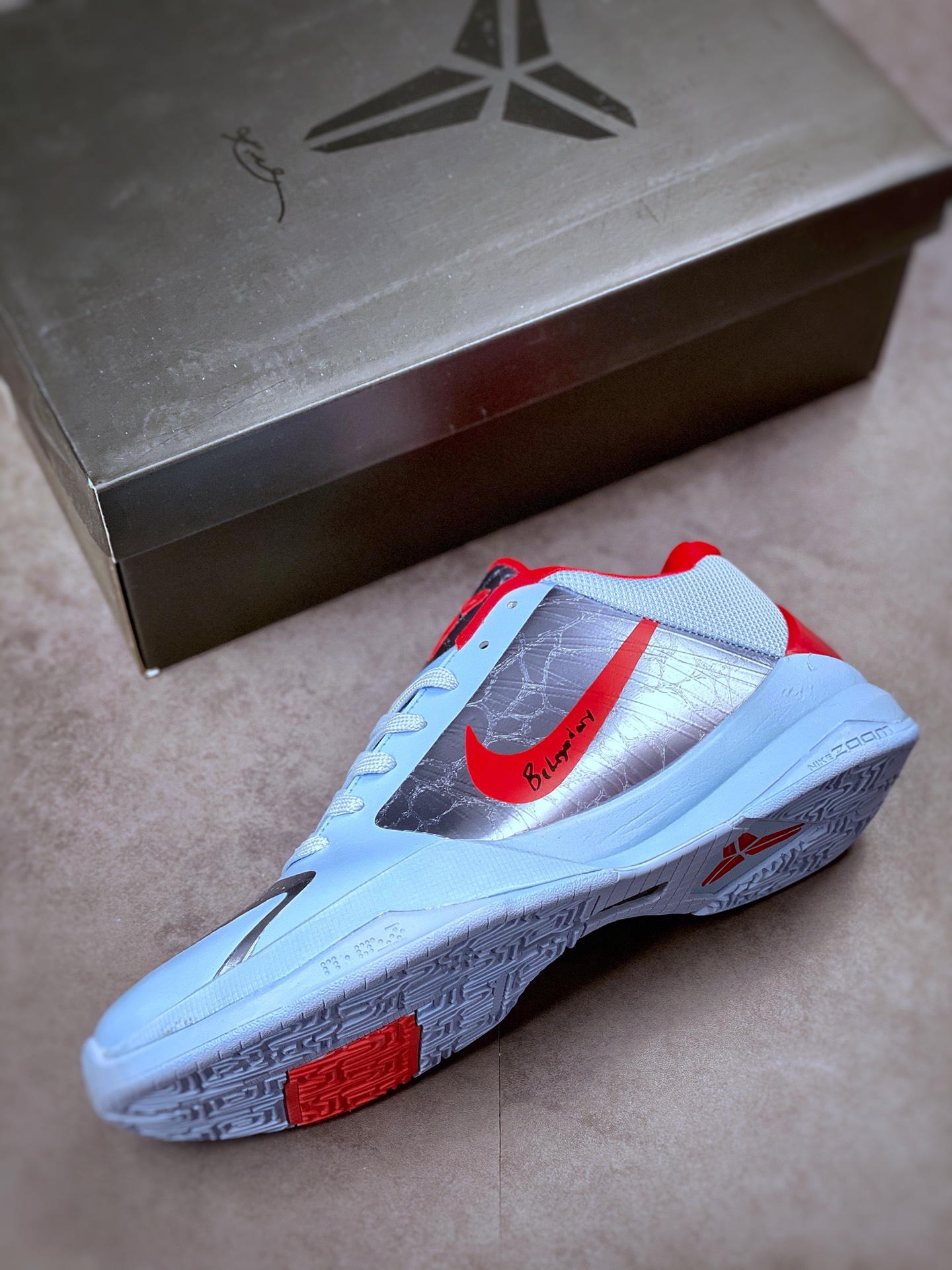 270 致敬Kobi 情怀满满 先行版 NIKE ZOOM KOBE 5 PROTRO 科比五代 CD4991-109