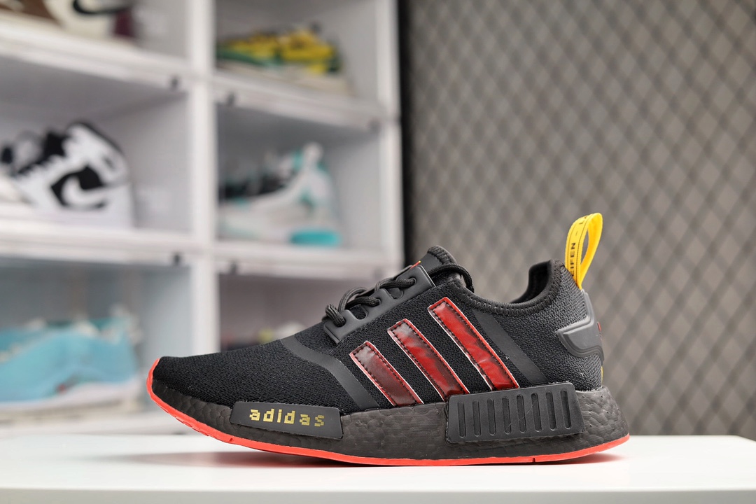 G0  Adidas Boost NMD R1 经典跑鞋系列全新配色 弹力针织鞋面 原装高弹BOOST颗粒大底 缓震性能卓越 体质轻盈且抗冲击 整双鞋子的透气性和舒适度完美