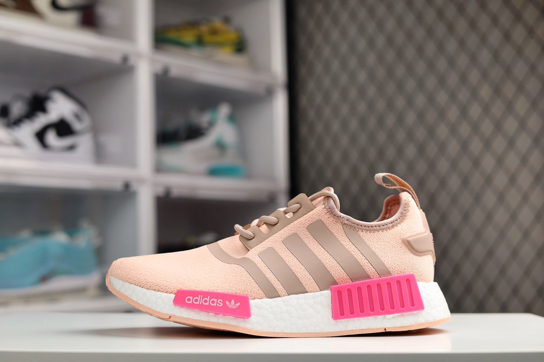 G0  Adidas Boost NMD R1 经典跑鞋系列全新配色 弹力针织鞋面 原装高弹BOOST颗粒大底 缓震性能卓越 体质轻盈且抗冲击 整双鞋子的透气性和舒适度完美