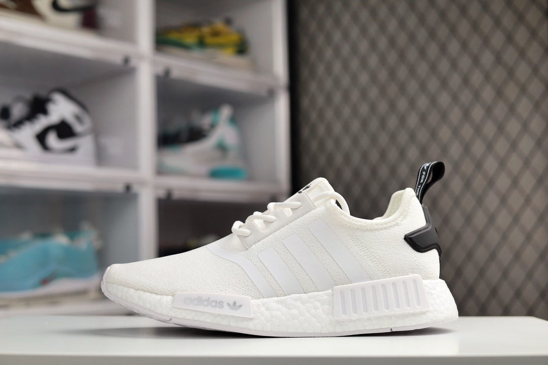 G0  Adidas Boost NMD R1 经典跑鞋系列全新配色 弹力针织鞋面 原装高弹BOOST颗粒大底 缓震性能卓越 体质轻盈且抗冲击 整双鞋子的透气性和舒适度完美