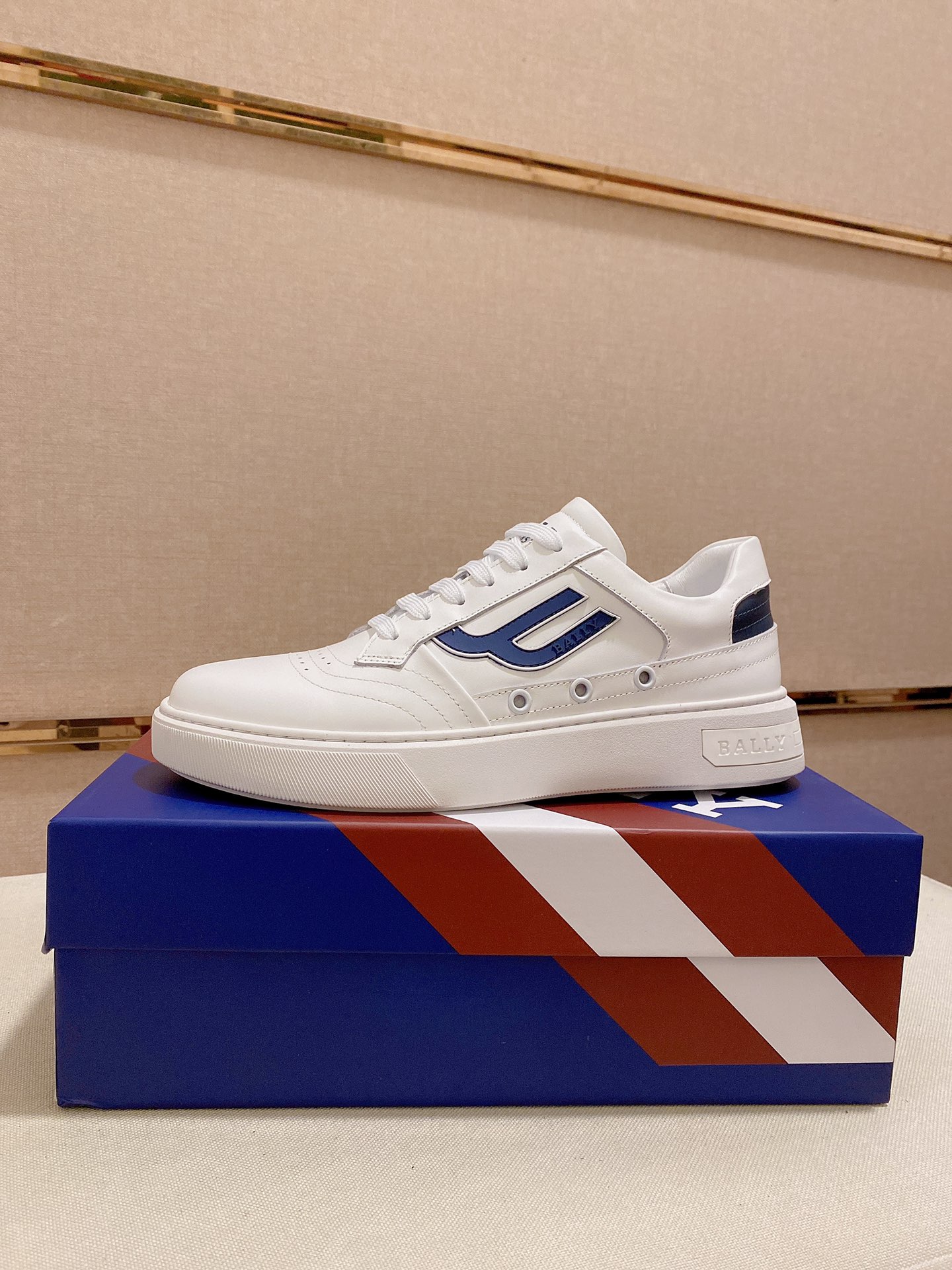 I5 BALLY 巴利官网 鞋面: 进口头层牛皮 内里:进口羊皮内里，。独家原版复刻，原版大底开模 高端定制专柜复刻经得起时间的验证 欢迎对比质量