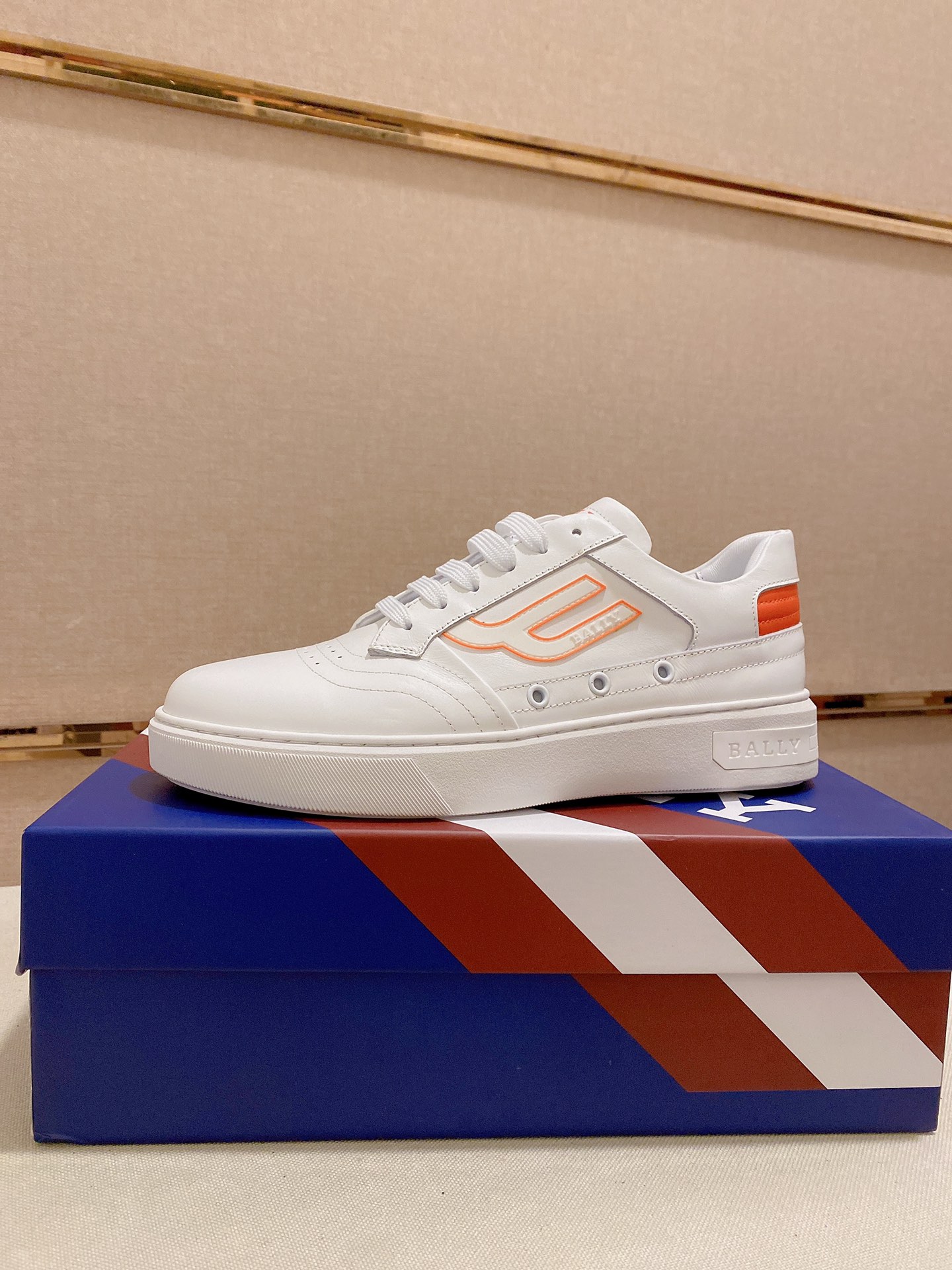 I5 BALLY 巴利官网 鞋面: 进口头层牛皮 内里:进口羊皮内里，。独家原版复刻，原版大底开模 高端定制专柜复刻经得起时间的验证 欢迎对比质量