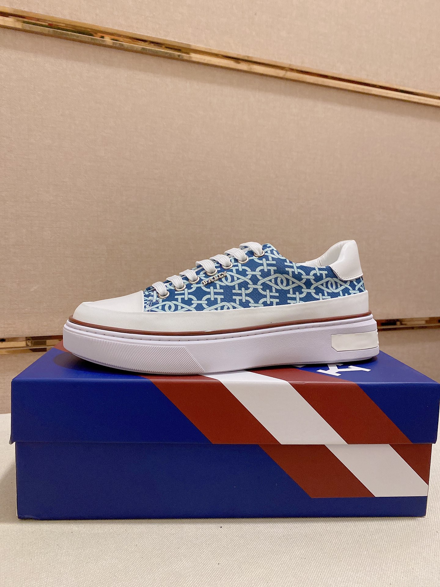 I5 BALLY 巴利官网 鞋面: 进口头层牛皮 内里:进口羊皮内里，。独家原版复刻，原版大底开模 高端定制专柜复刻经得起时间的验证 欢迎对比质量