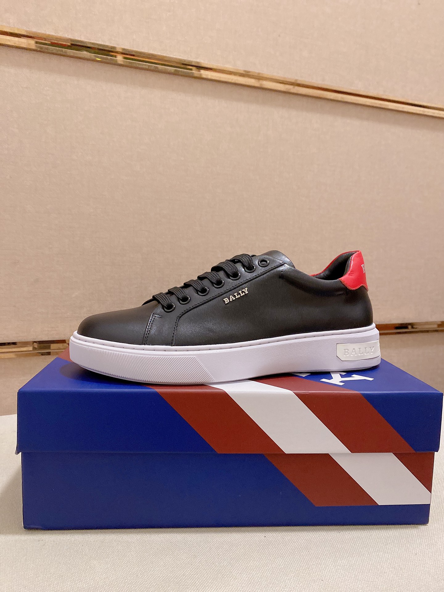 I5 BALLY 巴利官网 鞋面: 进口头层牛皮 内里:进口羊皮内里，。独家原版复刻，原版大底开模 高端定制专柜复刻经得起时间的验证 欢迎对比质量