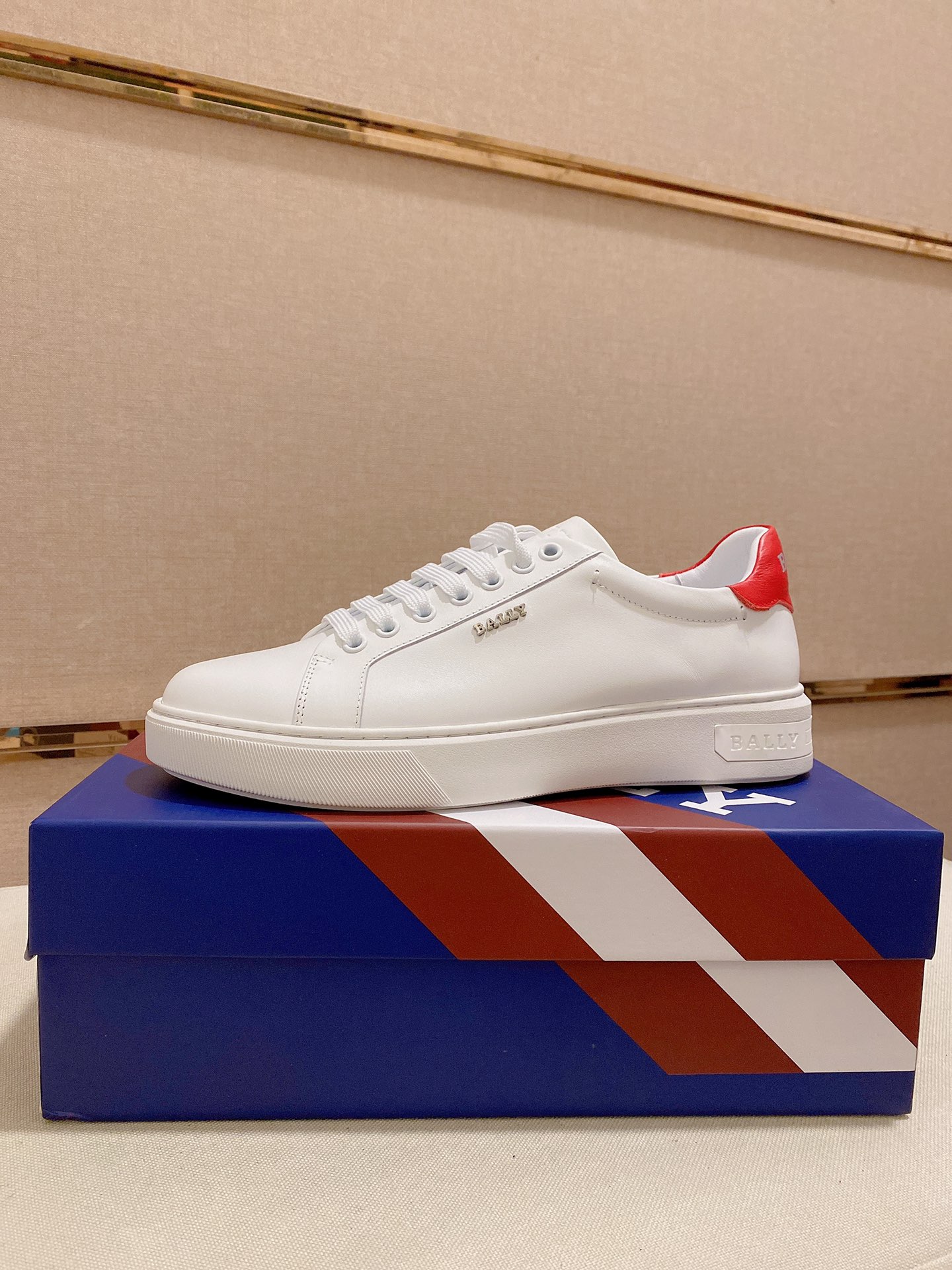 I5 BALLY 巴利官网 鞋面: 进口头层牛皮 内里:进口羊皮内里，。独家原版复刻，原版大底开模 高端定制专柜复刻经得起时间的验证 欢迎对比质量