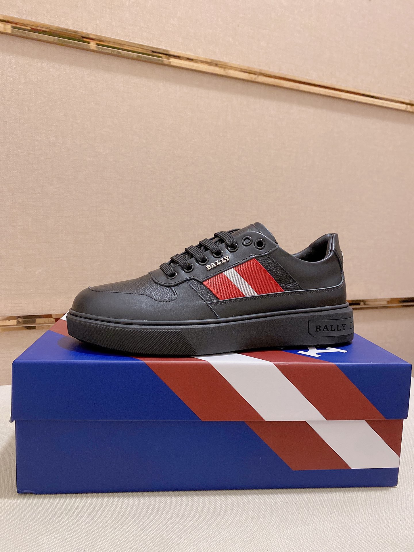 I5 BALLY 巴利官网 鞋面: 进口头层牛皮 内里:进口羊皮内里，。独家原版复刻，原版大底开模 高端定制专柜复刻经得起时间的验证 欢迎对比质量