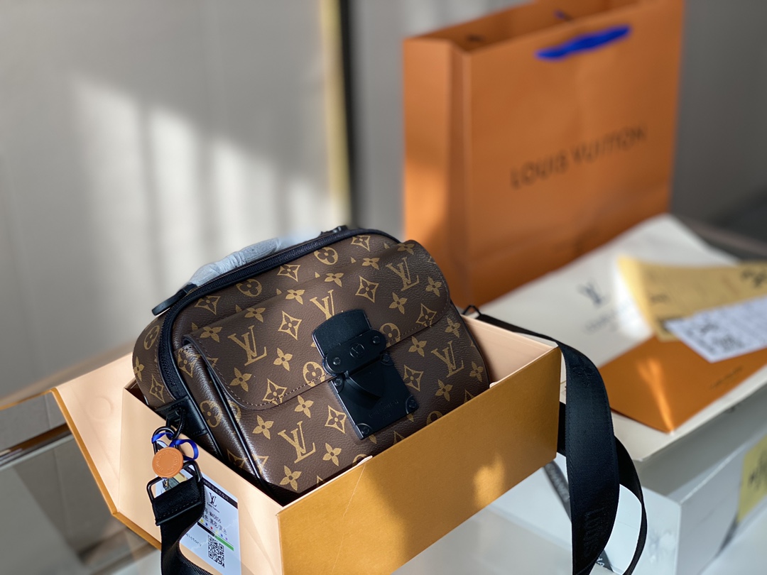 K0 Slock包包 Iv最新一季又出了很多老花男包我可太爱老花了买到就，是赚到。拿到手的实物比照片好看。 Iv slocksling，老花的腰包本来就不多，这款配荧光黄色包边的可太亮眼了，感觉稳重的老花配了–丢丢调 皮。很多博主们都安利另一款S Lock的邮差包， 优点是:比较小巧，对个子小的比较友好24*17