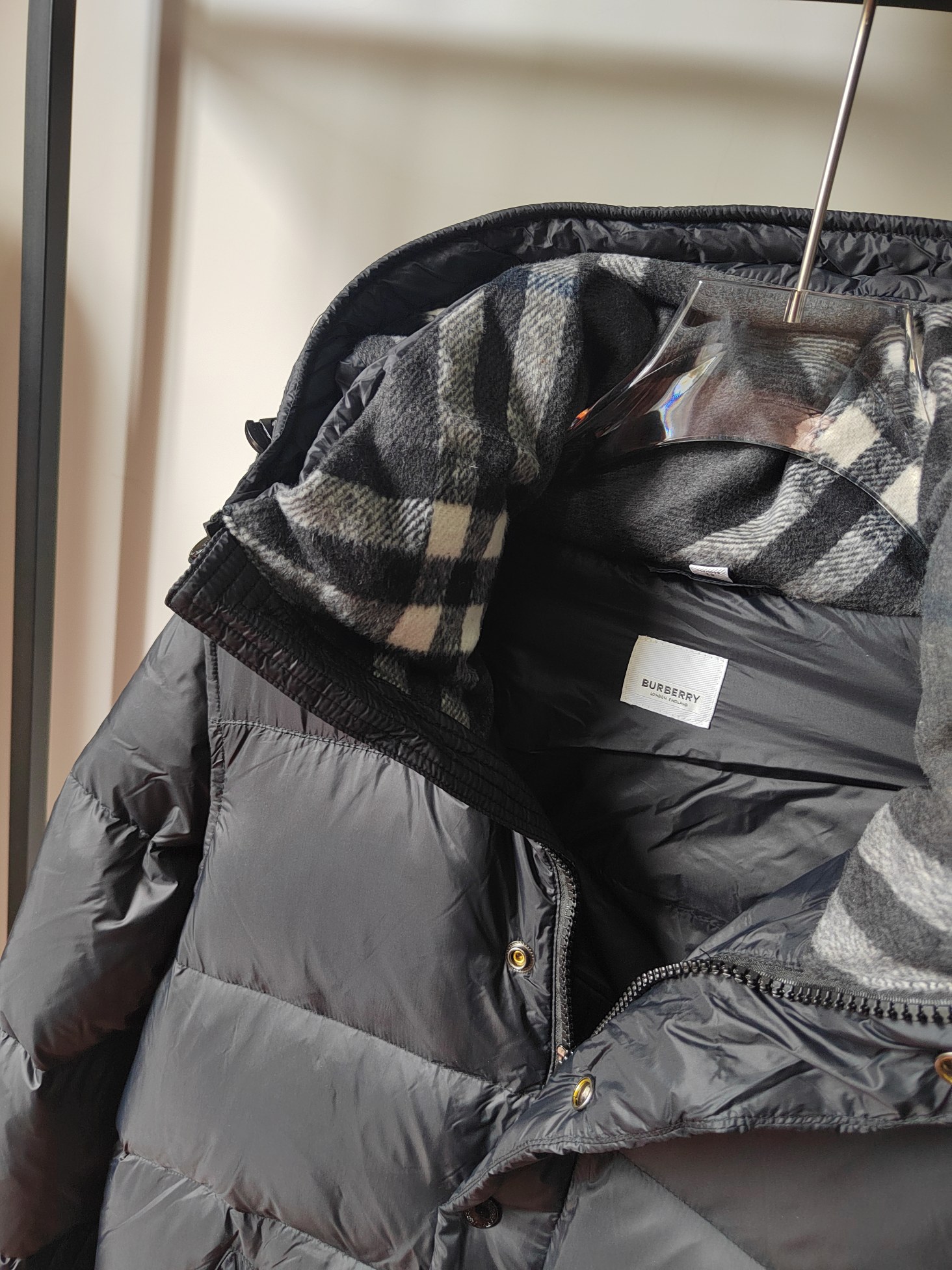 Guangzhou high-version Burberry down jacket, same style as Zhou Dongyu. Colors: Black. Sizes: S to XXL.-Big cat