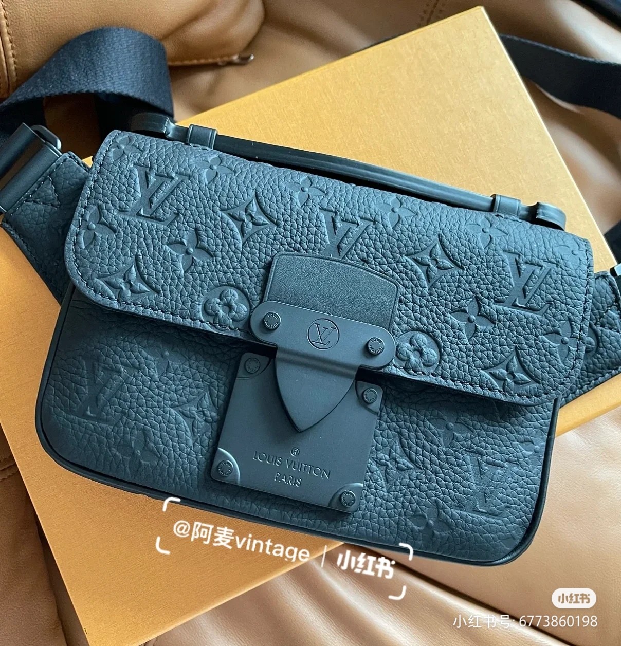 NO:200945,Details of the development of the version are perfect original hardware [S LOCK SLING handbag] m58487 g color (embossed) This new S Lock Sling handbag is made of Monogram embossed black Taurillon leather, elegant and modern. The creative magnetic lock buckle is inspired by Louis Vuitton's traditional hard box lock buckle, which ensures the safety and convenience of access. It is equipped with LV logo straps and embossed handles, which are fashionable and practical, suitable for daily carrying. Size 21 x 15 x 4 cm, LV [top original], louis vuitton, louis vuitton19860909对版开发细节完美原单五金【S LOCK SLING 手袋】 m58487 克色（压花） 此新款 S Lock Sling 手袋由 Monogram 压纹黑色 Taurillon 皮革制成,优雅现代.创意磁吸锁扣以路易威登传统硬箱锁扣为灵感打造,可确保物品安全无虞,便于拿取.配有 LV 标识肩带与压纹手柄,时尚实用,适合日常背携. 尺寸21 x 15 x 4 厘米,LV【顶级原单】,louis vuitton,louis vuitton,Bag