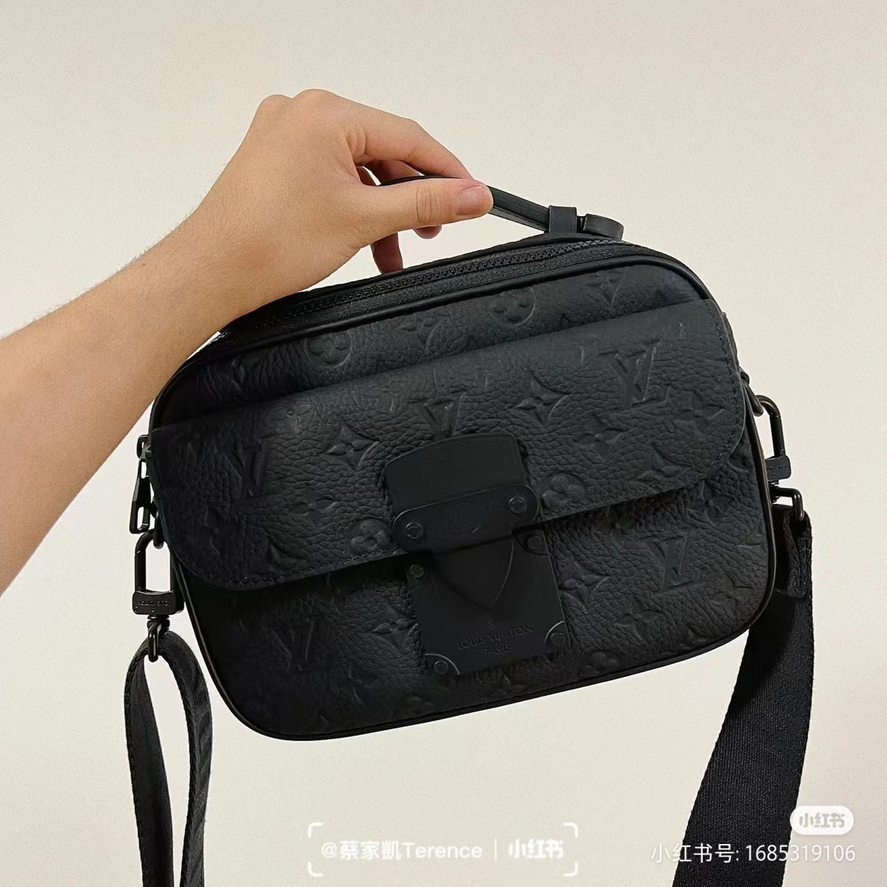 NO:200684,The perfect original hardware [S LOCK Postman Bag] m58489 g color (embossed) This S Lock Postman Bag is made of soft Taurillon leather, with elegant black tones to embellish the brand's traditional Monogram embossed pattern. The magnetic lock is inspired by the hard box buckle designed by Georges Vuitton in 1886. It has a modern temperament and can ensure the safety of the items. It is equipped with a hard box style handle and LV logo strap for easy carrying. Size 22 x 18 x 8 cm, LV [top original list], louis vuitton19860909对版开发细节完美原单五金【S LOCK 邮差包】 m58489 克色（ 压花） 本款 S Lock 邮差包由柔软 Taurillon 皮革制成,选用优雅的黑色色调,点缀品牌传统的 Monogram 压纹图案.磁吸锁扣以 Georges Vuitton 于 1886 年设计的硬箱锁扣为灵感打造,深具摩登气质,可确保物品安全无虞.配有硬箱风格手柄与 LV 标识肩带,便于背携 尺寸22 x 18 x 8 厘米,LV【顶级原单】,louis vuitton,Bag