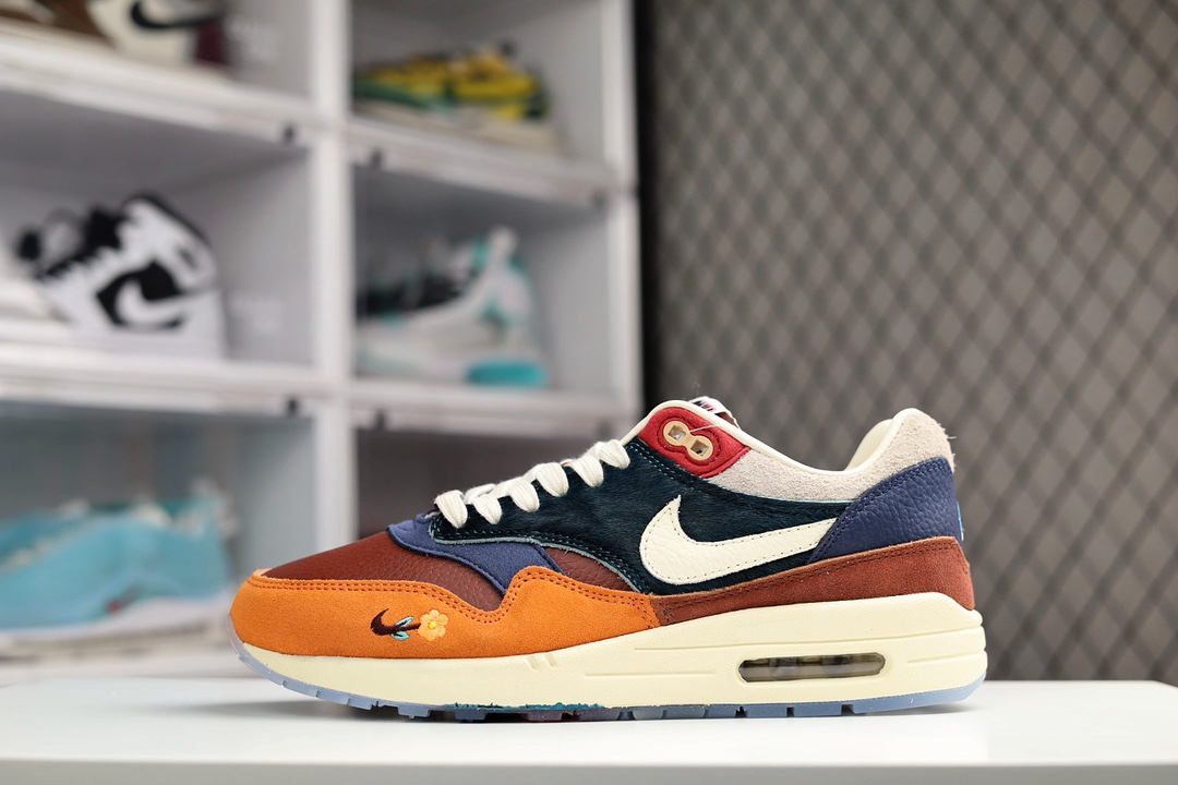 H0 耐克 Kasina x Nike Air Max 1 SP”Won-Ang”复古休闲跑步鞋 男女同款 棕色鸳鸯 上脚此款Air Max 1 X Kasina’Won-Ang，步入浓浓爱意。此番Nike与Kasina匠心推出联乘新作，为向世人展现Air Max 1的风采，同时致敬传统文化传承。鞋款灵感源自象征联结与爱情的鸳鸯，鞋后跟缀有鸳鸯刺绣图案，半透明外底下方还饰有两只鸳鸯图案;采用丰富的鞋面材质让你“爱不释脚”，每一天都特别;搭配鸳鸯钥匙链和木制鞋带扣等专属细节设计，助你秀出个性风采。