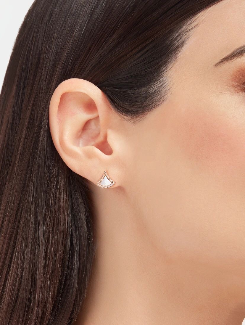 NO:635975,Small skirt earrings, real gold and diamonds can be customized. DIVAS' DREAM series 18K rose gold earrings are a subtle interpretation of Italian style, paying tribute to charming women with a unique Roman spirit. Inspired by the elegance of women, the unique iconic element of using pavé diamonds to outline the fan-shaped outline of mother-of-pearl is combined with the mosaic pattern of the Baths of Caracalla in Rome, praising the timeless beauty.  The whole body is made of V-gold plating with 0.5mm thick gold plating, which keeps the color longer.,,skirts, Cartier high-end jewelry19860909小裙子耳钉,可订做真金真钻 DIVAS' DREAM系列18K玫瑰金耳钉,精妙演绎意大利风情,以独特的罗马精神向魅力女性致敬.由女性的优雅气质汲取灵感,以密镶钻石勾勒珍珠母贝扇形轮廓独树一帜的标志性元素结合罗马卡拉卡拉大浴场的马赛克图案,礼赞隽永之美. 通体采用V金电镀0.5咪厚金厚金电镀,保色程度更久.,,skirts,卡迪亚高端饰品,Jewelry
