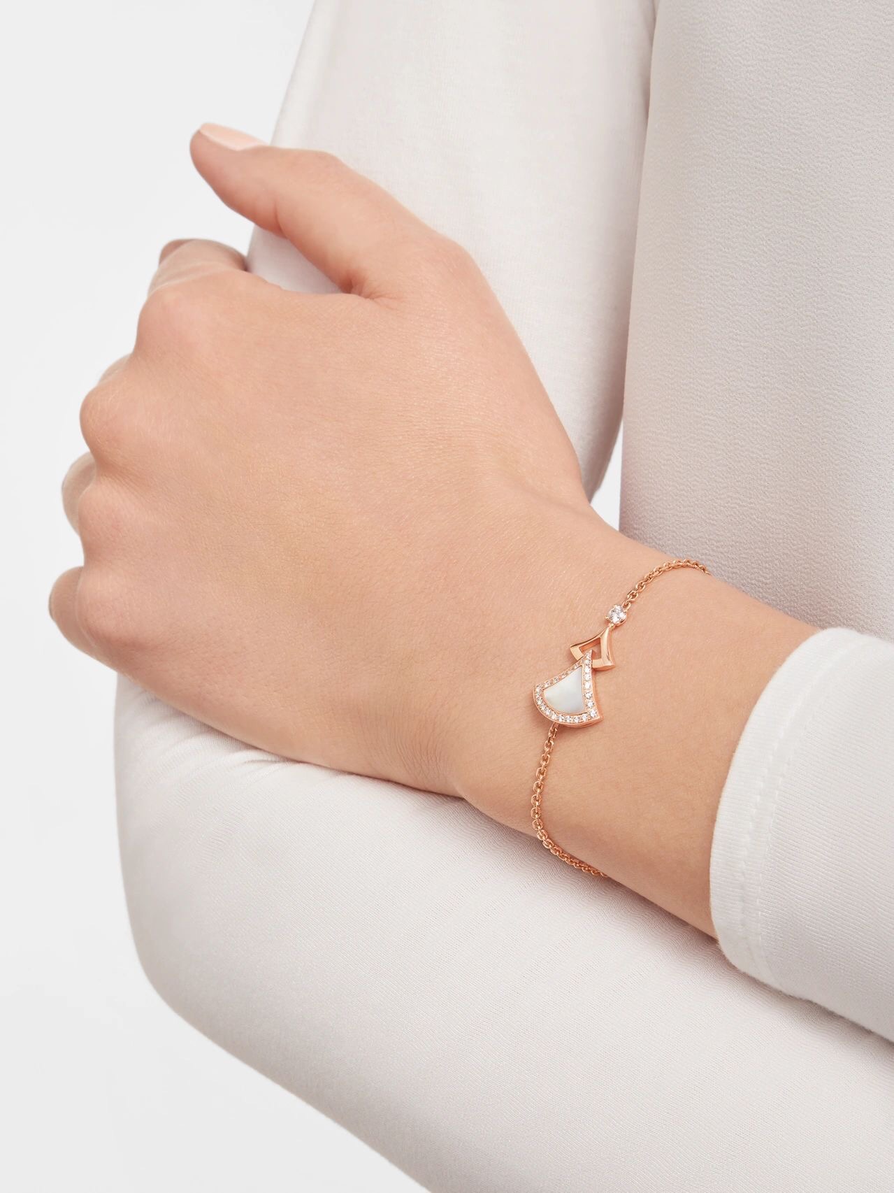 NO:633402,The DIVAS' DREAM series 18K rose gold bracelet is a subtle interpretation of Italian style and pays tribute to charming women with a unique Roman spirit. Inspired by the elegance of women, the fan-shaped outline of mother-of-pearl is outlined with pavé diamonds. The unique iconic element combines with the mosaic pattern of the Baths of Caracalla in Rome to praise the timeless beauty. The whole body is made of V gold electroplated palladium.  , Deep-sea white shell, natural high-quality malachite thick gold plating, longer color retention.,,bracelet,Cardia high-end jewelry19860909DIVAS' DREAM系列18K玫瑰金手链,精妙演绎意大利风情,以独特的罗马精神向魅力女性致敬.由女性的优雅气质汲取灵感,以密镶钻石勾勒珍珠母贝扇形轮廓独树一帜的标志性元素结合罗马卡拉卡拉大浴场的马赛克图案,礼赞隽永之美. 通体采用V金电镀钯金 ,深海白贝,天然优质孔雀石厚金电镀,保色程度更久.,,bracelet,卡迪亚高端饰品,Jewelry