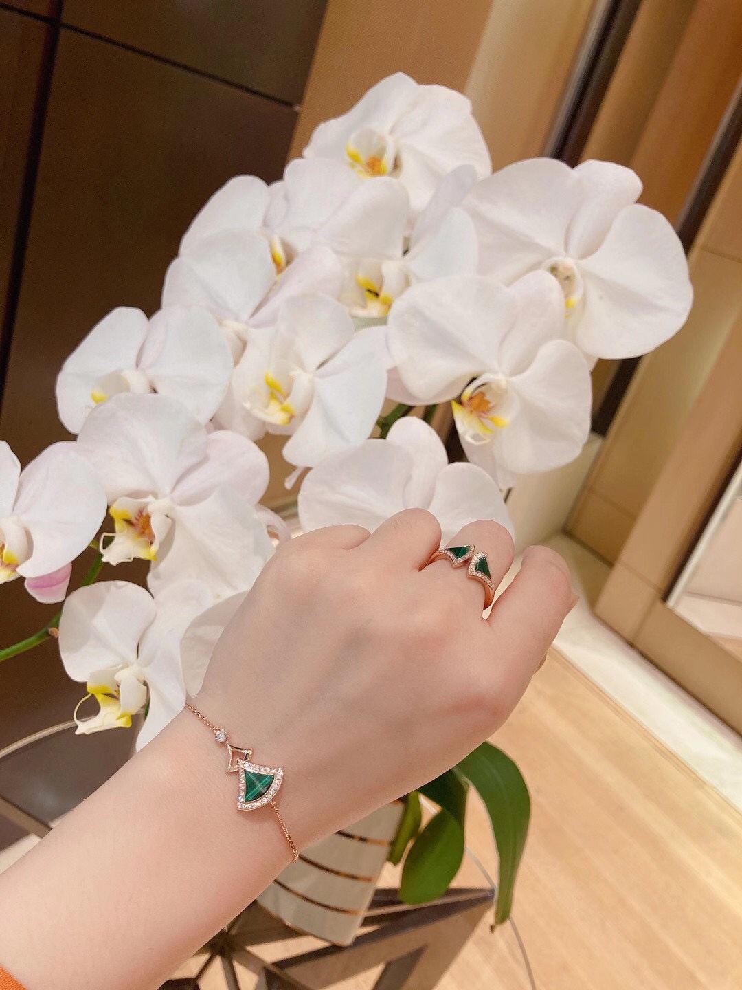 NO:635971,The DIVAS' DREAM series 18K rose gold bracelet is a subtle interpretation of Italian style and pays homage to charming women with a unique Roman spirit. Inspired by the elegance of women, the unique iconic element of the fan-shaped outline of mother-of-pearl is outlined with pavé diamonds, combined with the mosaic pattern of the Baths of Caracalla in Rome, to praise the timeless beauty.  The whole body is made of V gold electroplating, palladium silver, thick gold plating, longer color retention, bracelet, Cartier high-end jewelry19860909DIVAS' DREAM系列18K玫瑰金手链,精妙演绎意大利风情,以独特的罗马精神向魅力女性致敬.由女性的优雅气质汲取灵感,以密镶钻石勾勒珍珠母贝扇形轮廓独树一帜的标志性元素结合罗马卡拉卡拉大浴场的马赛克图案,礼赞隽永之美. 通体采用V金电镀钯金银,厚金电镀,保色程度更久,,bracelet,卡迪亚高端饰品,Jewelry