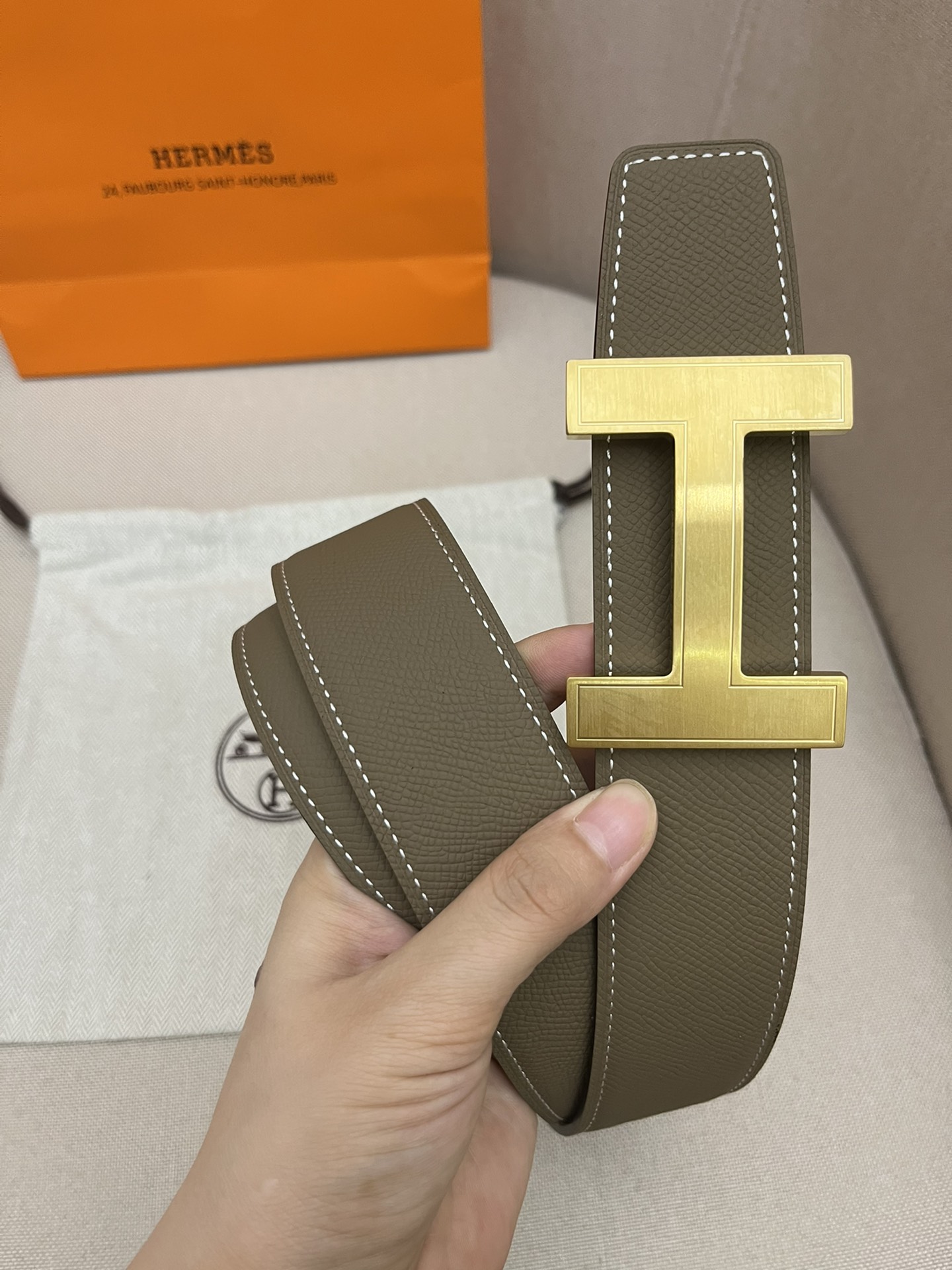 I5  Hermes 爱玛仕  皮带腰带：专柜质量、百分百头层牛皮、24k纯钢扣、送人自用首选、保证真皮 包装：请认准图片专柜包装、送打孔器 全套包装 宽度：3.8cm 长度：国标cm-cm 不可以自行裁剪长度