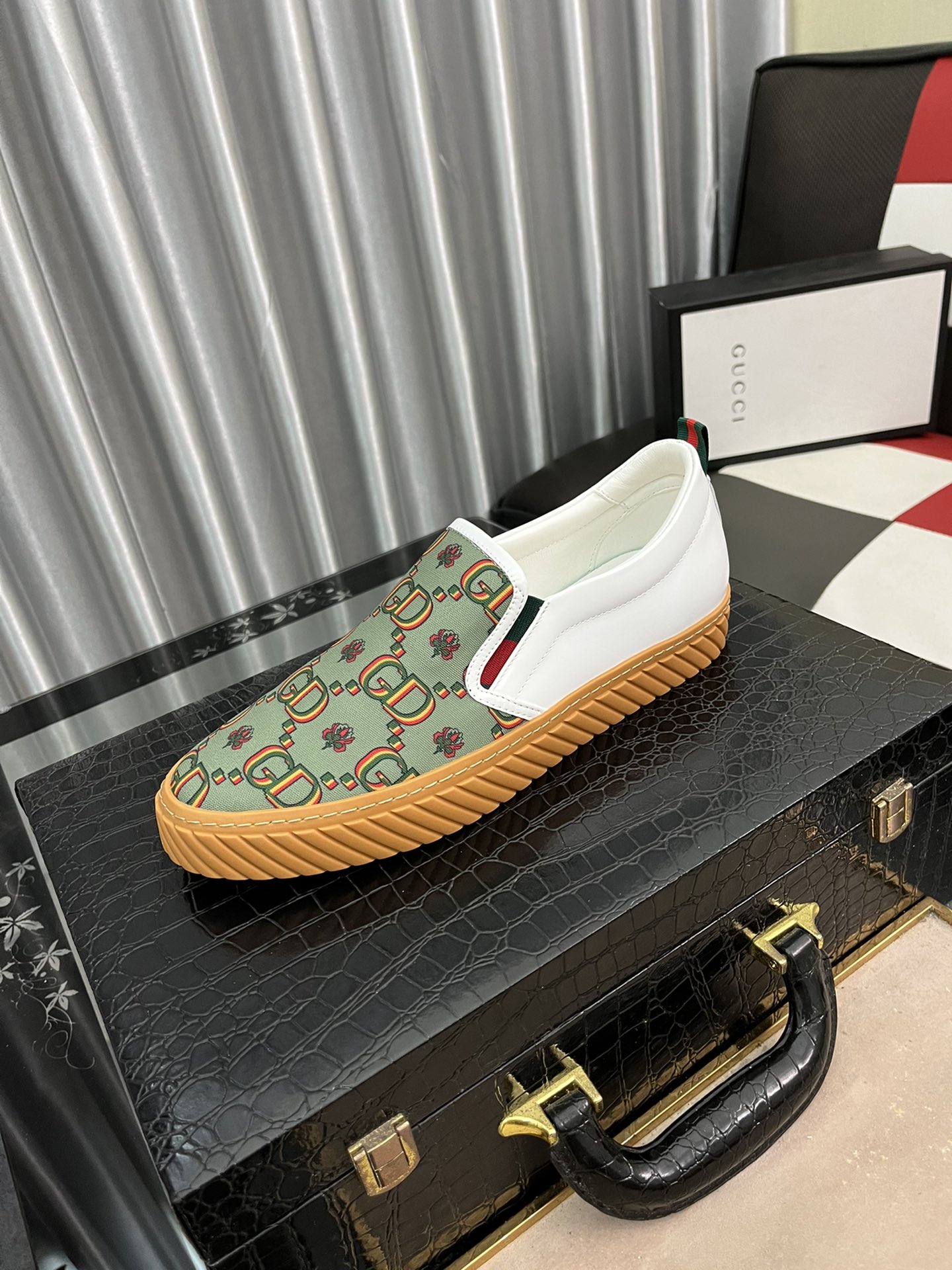 I0 Gucci  古奇 GUCCI一脚蹬新潮流，代购级别，媲美正品无压力，上脚真的很好看，双G压花头层牛皮，猪皮内里质感好到爆套楦工艺，强烈推荐的好货，看对眼必须入，高品质绝对让您满意 码数38-442色可选