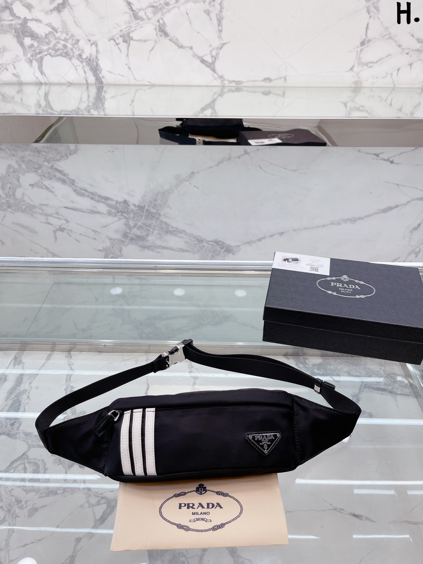 J0 腰包 Adidas 联名包真香 应该算是全网首发了 我觉得女生背超帅整娘man感最时髦 男生背也很好看配西装配卫衣配运动服很百搭 无性别穿搭的时髦和我之前的三合一女包也很配 三条杠是容量也挺大能装不少东西 肩带上的小包包还可以单独做搭配哈哈 素颜搭配了一下羽绒服and球鞋 绝绝子 送男友或自己背都是不错滴 尺寸25 12cm